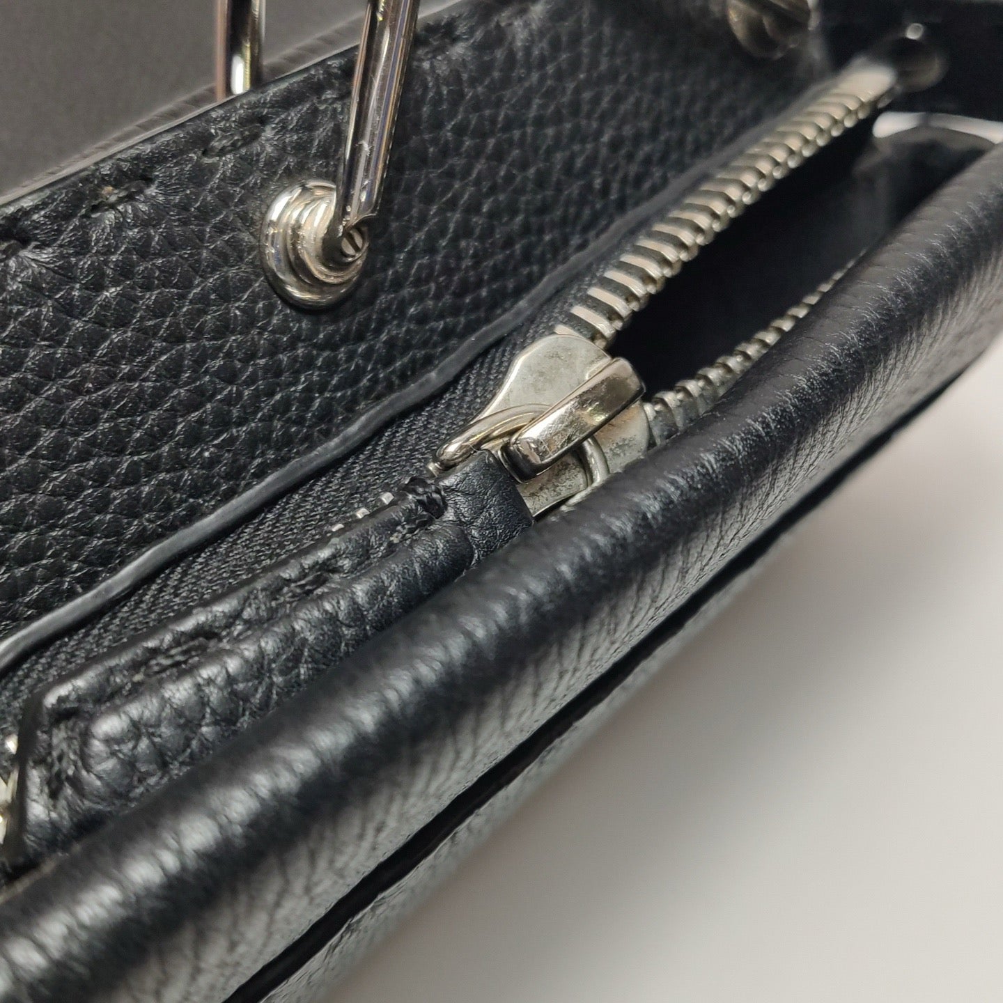 Fendi - Peekaboo - Leather - Black - (medium)