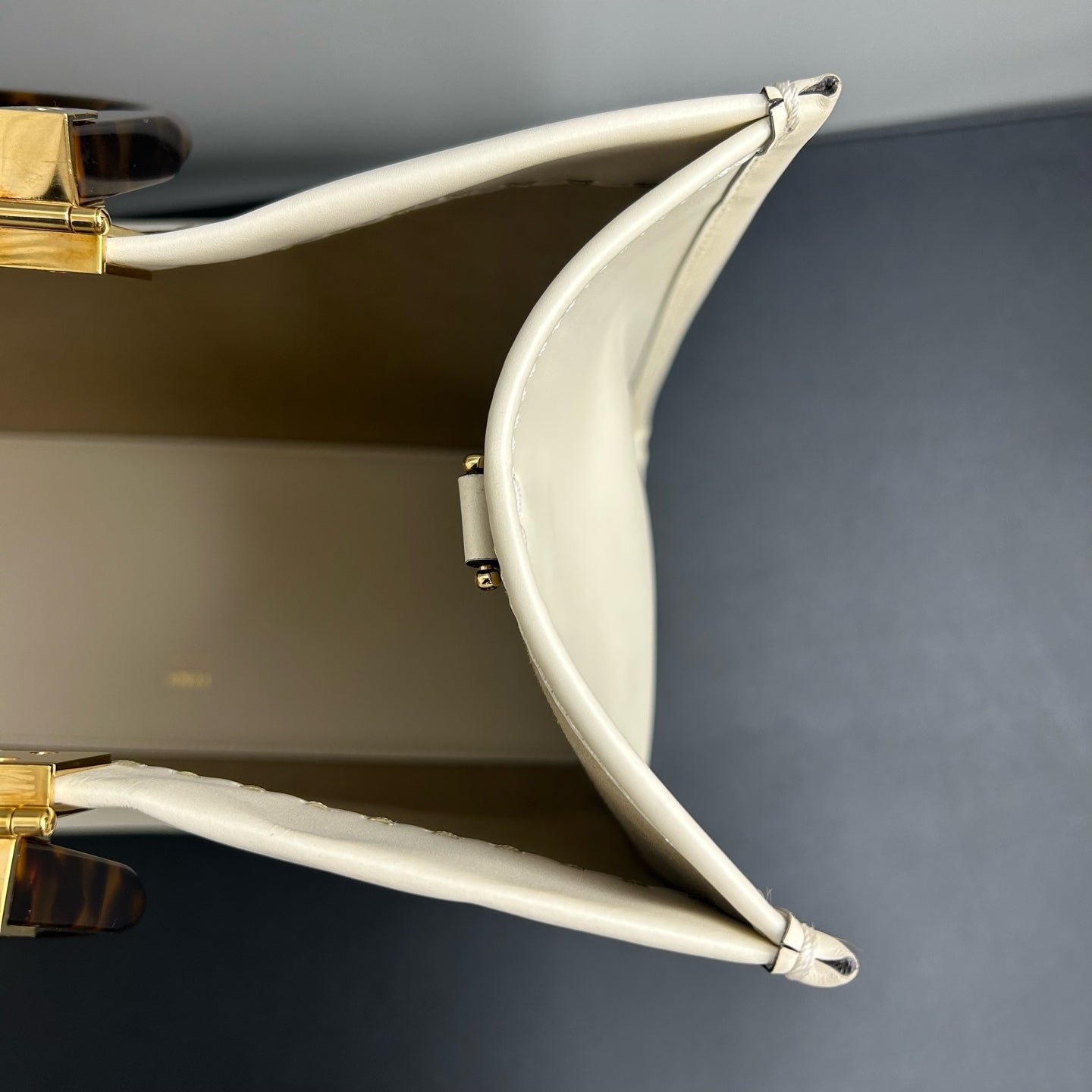 Fendi - Sunshine Tote - Leather - White - (medium)