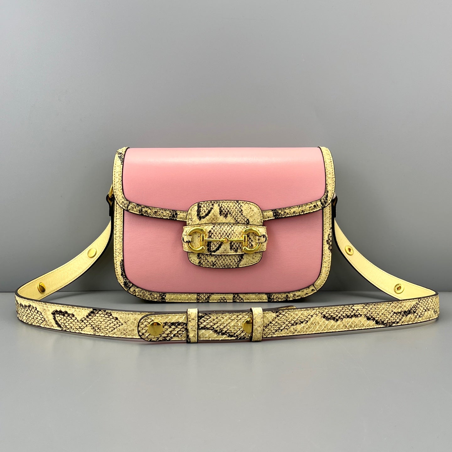 Gucci - 1955 Horsebit Saddle Bag - Grain leather and python snakeskin - Pink - (medium)