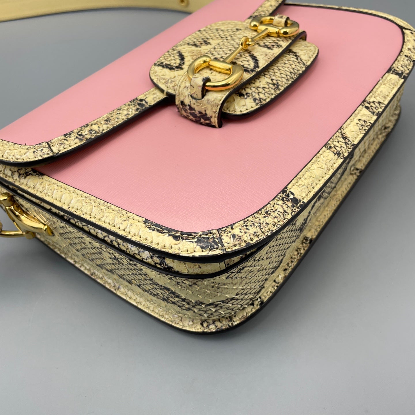 Gucci - 1955 Horsebit Saddle Bag - Grain leather and python snakeskin - Pink - (medium)