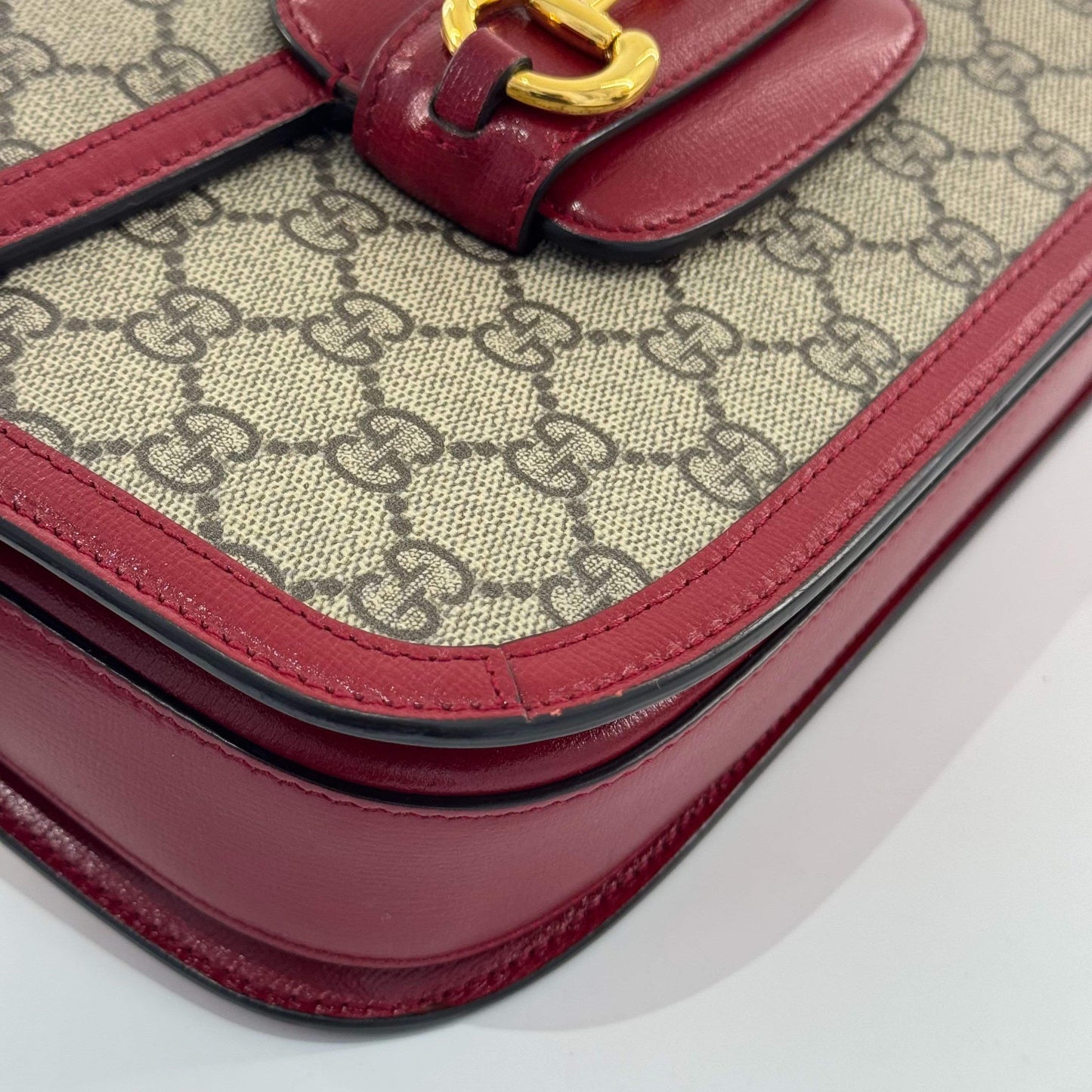 Gucci - 1955 Horsebit Shoulder Bag - GG Supreme coated canvas with leather trim - Beige/Ebony monogram with red accents - (medium)