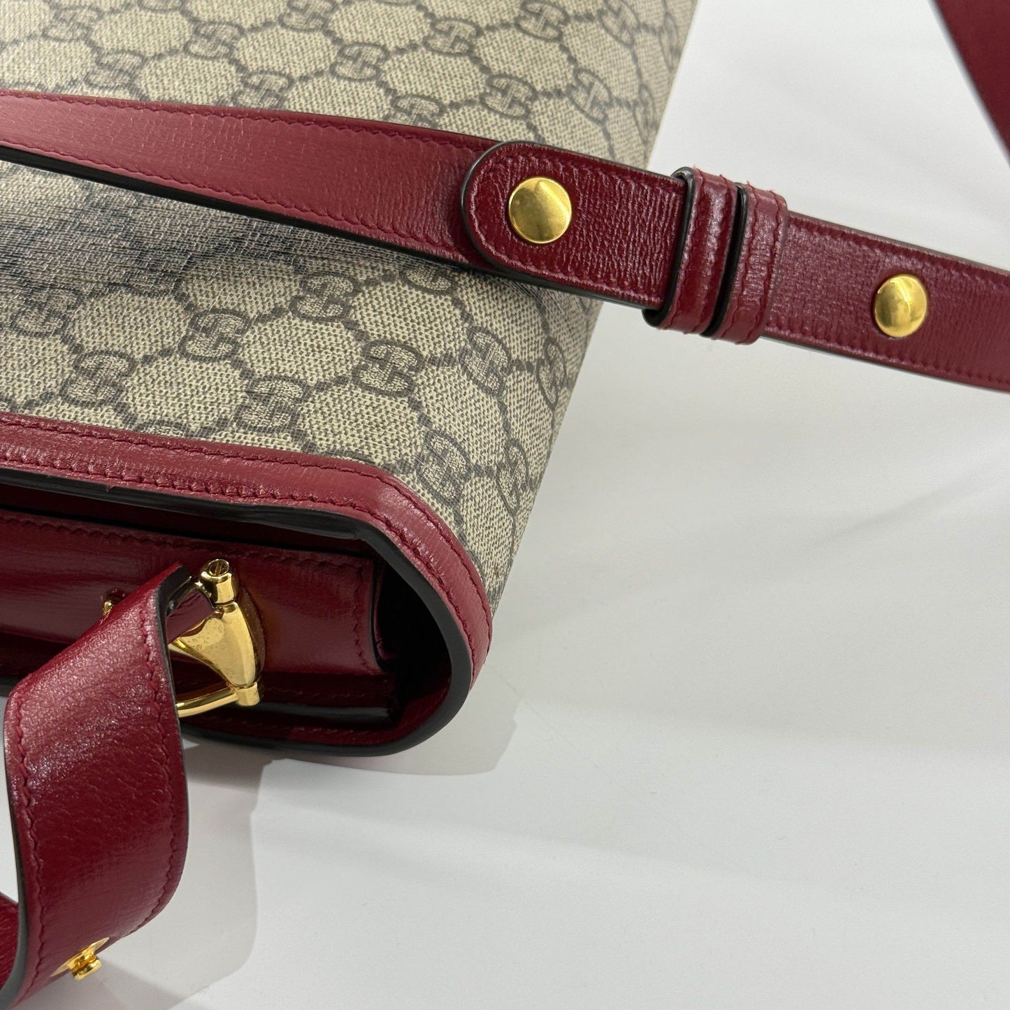 Gucci - 1955 Medium Horsebit Bag - GG Supreme canvas with patent leather trim - Beige and Red - (medium)