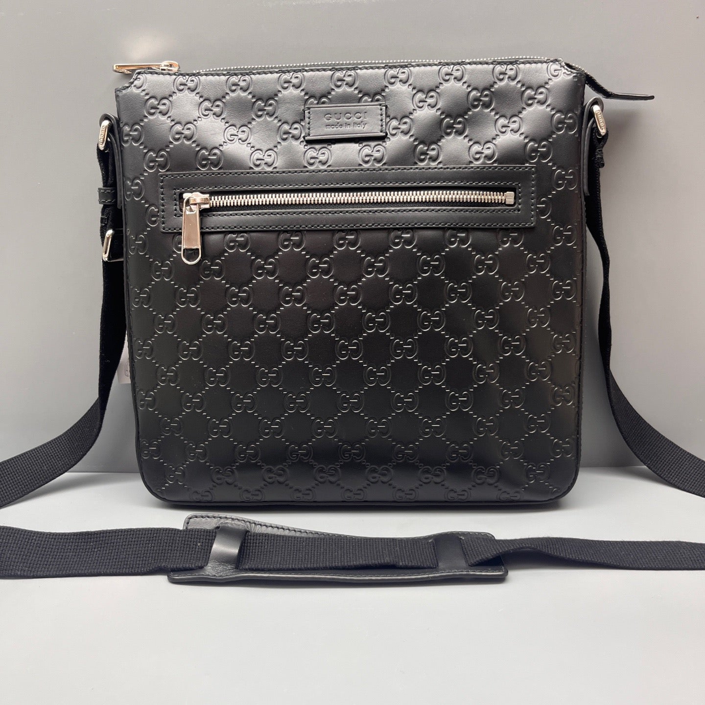 Gucci - GG Embossed Messenger Bag - Leather - Black - (Medium)