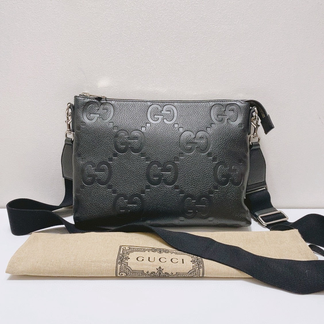 Gucci - GG Embossed Messenger Bag - Leather - Black - (medium)