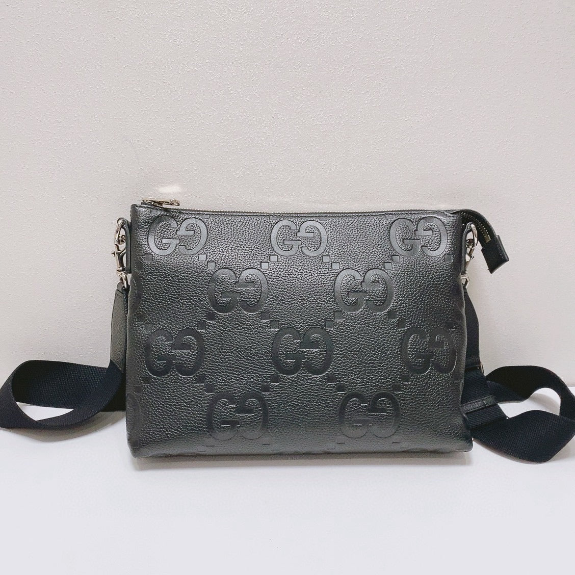 Gucci - GG Embossed Messenger Bag - Leather - Black - (medium)