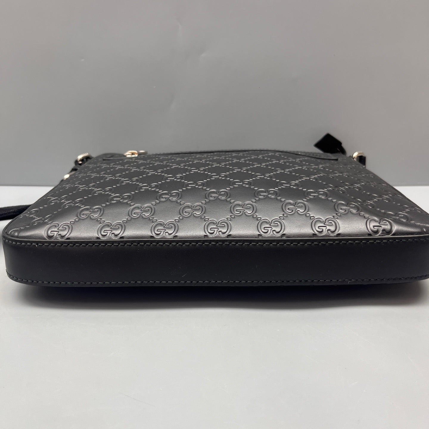 Gucci - GG Embossed Messenger Bag - Leather - Black - (Medium)