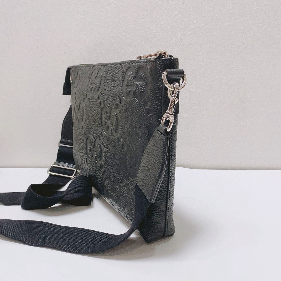 Gucci - GG Embossed Messenger Bag - Leather - Black - (medium)