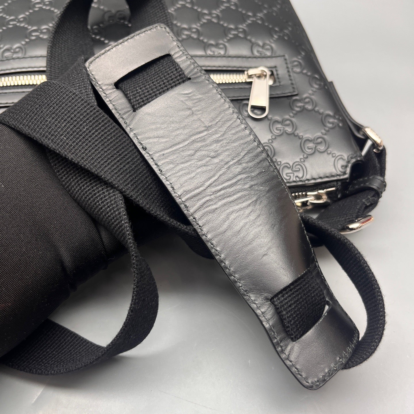 Gucci - GG Embossed Messenger Bag - Leather - Black - (Medium)