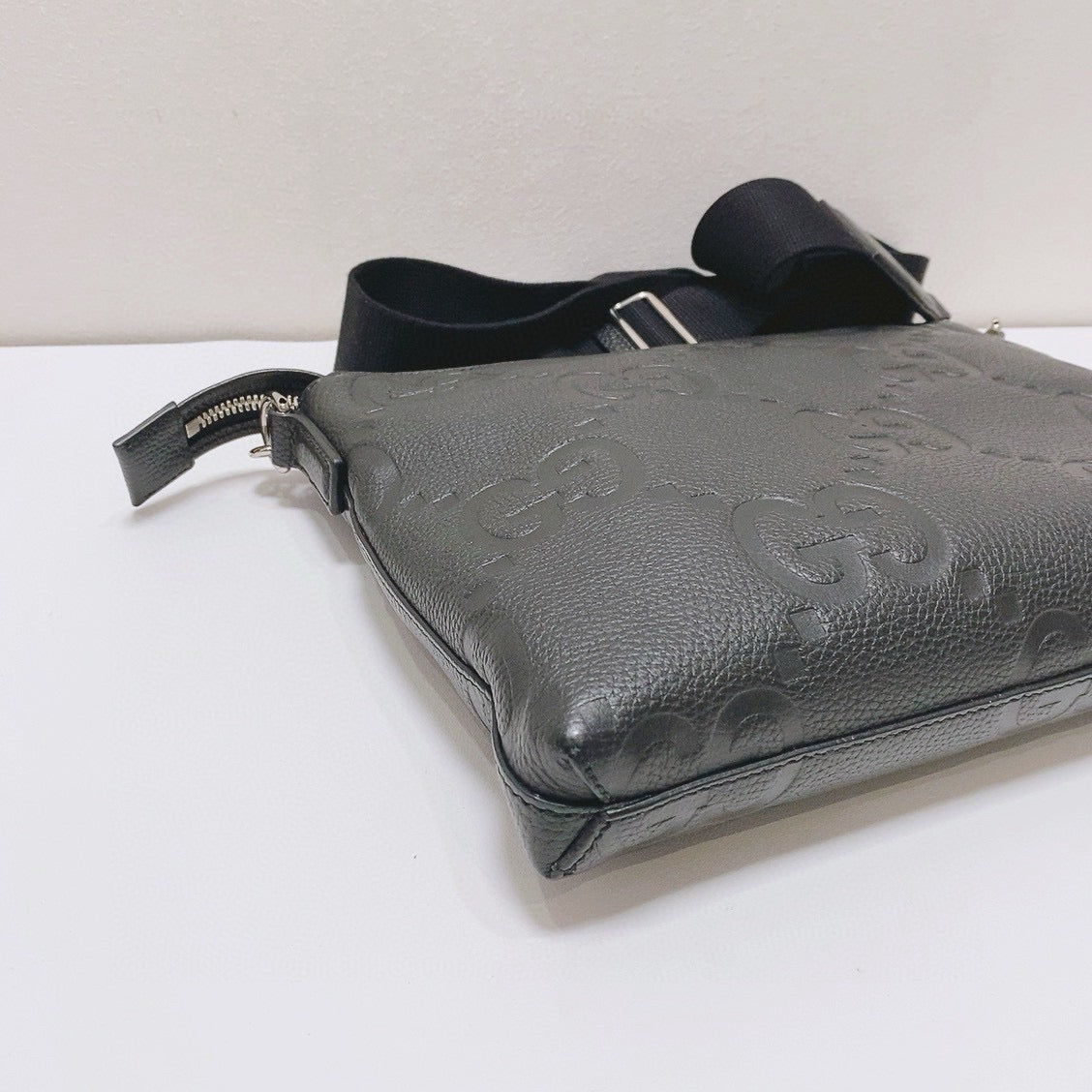 Gucci - GG Embossed Messenger Bag - Leather - Black - (medium)