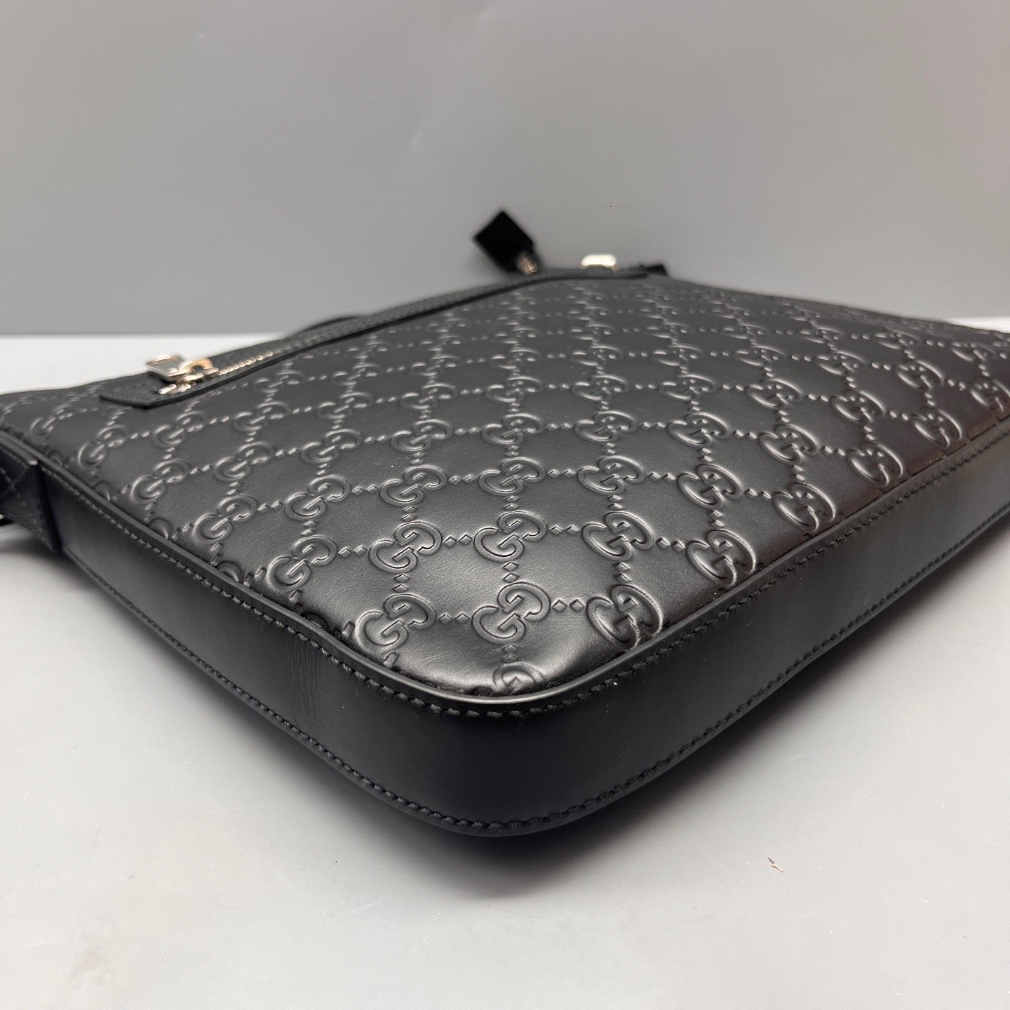 Gucci - GG Embossed Messenger Bag - Leather - Black - (Medium)