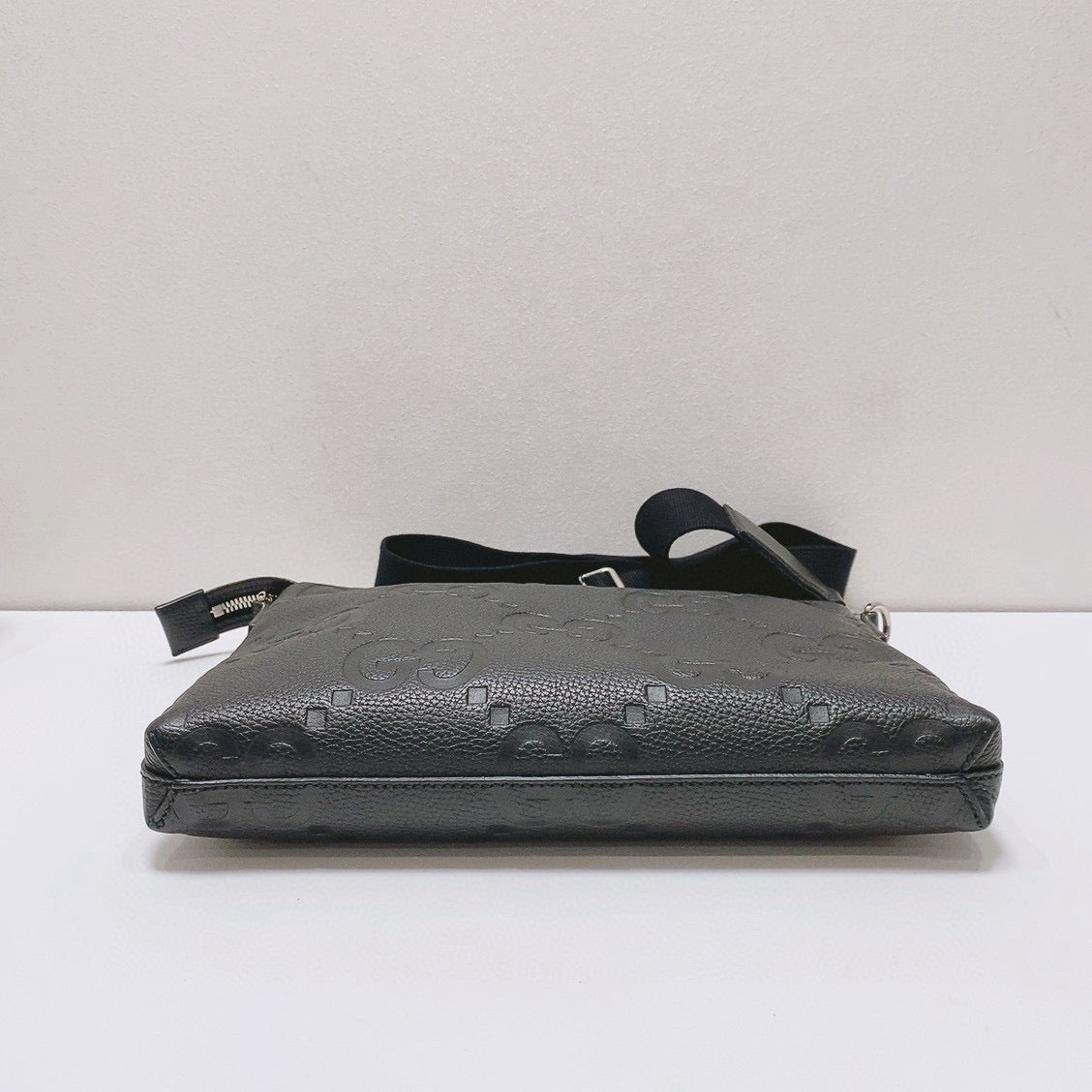 Gucci - GG Embossed Messenger Bag - Leather - Black - (medium)