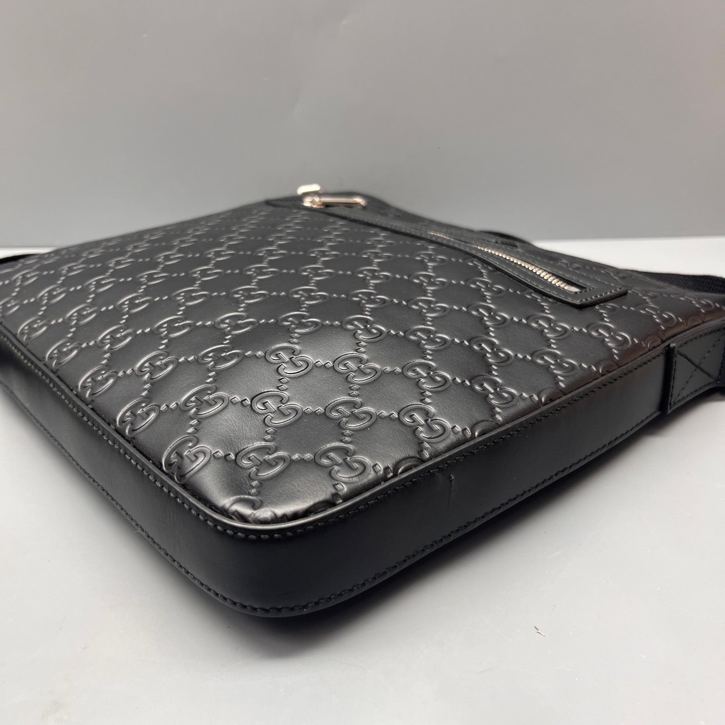 Gucci - GG Embossed Messenger Bag - Leather - Black - (Medium)