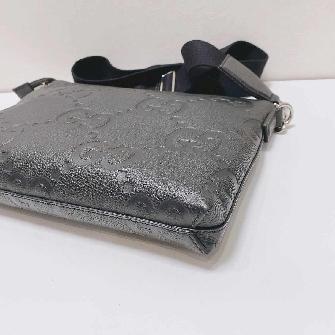 Gucci - GG Embossed Messenger Bag - Leather - Black - (medium)