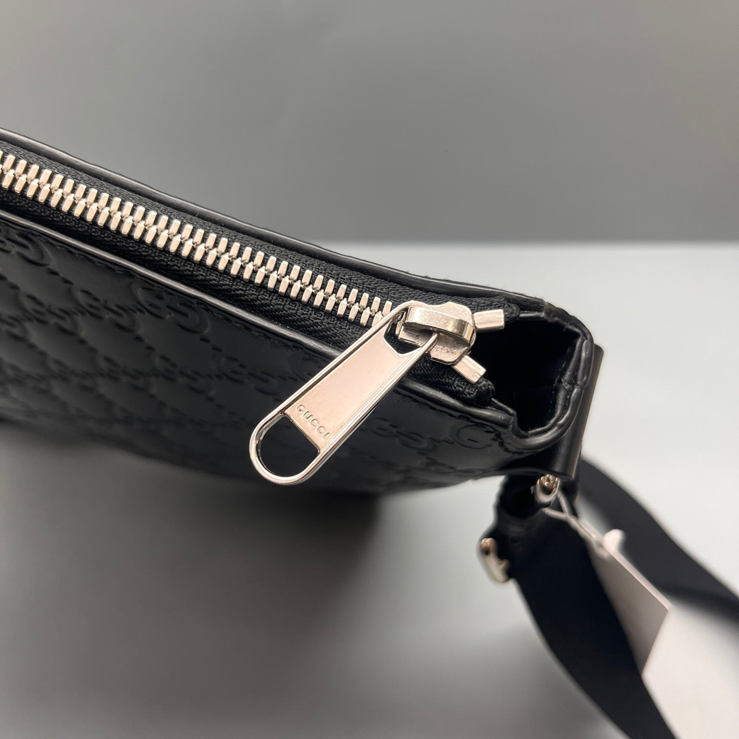 Gucci - GG Embossed Messenger Bag - Leather - Black - (Medium)