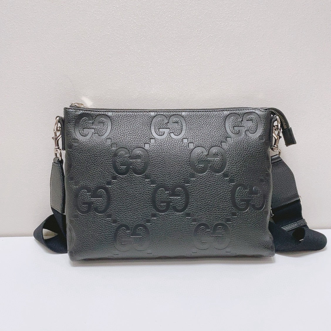 Gucci - GG Embossed Messenger Bag - Leather - Black - (medium)