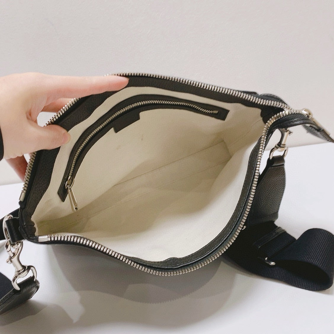 Gucci - GG Embossed Messenger Bag - Leather - Black - (medium)