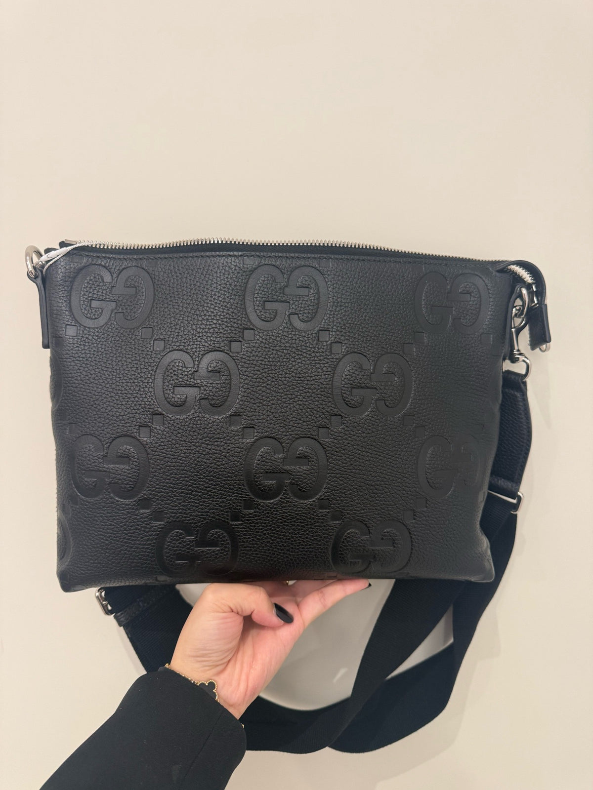 Gucci - GG Embossed Messenger Bag - Leather - Black - (medium)