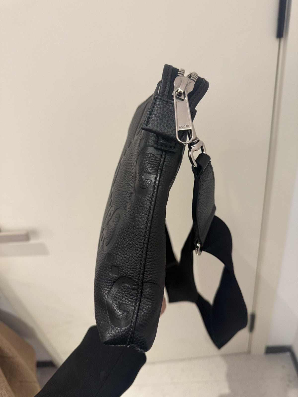 Gucci - GG Embossed Messenger Bag - Leather - Black - (medium)
