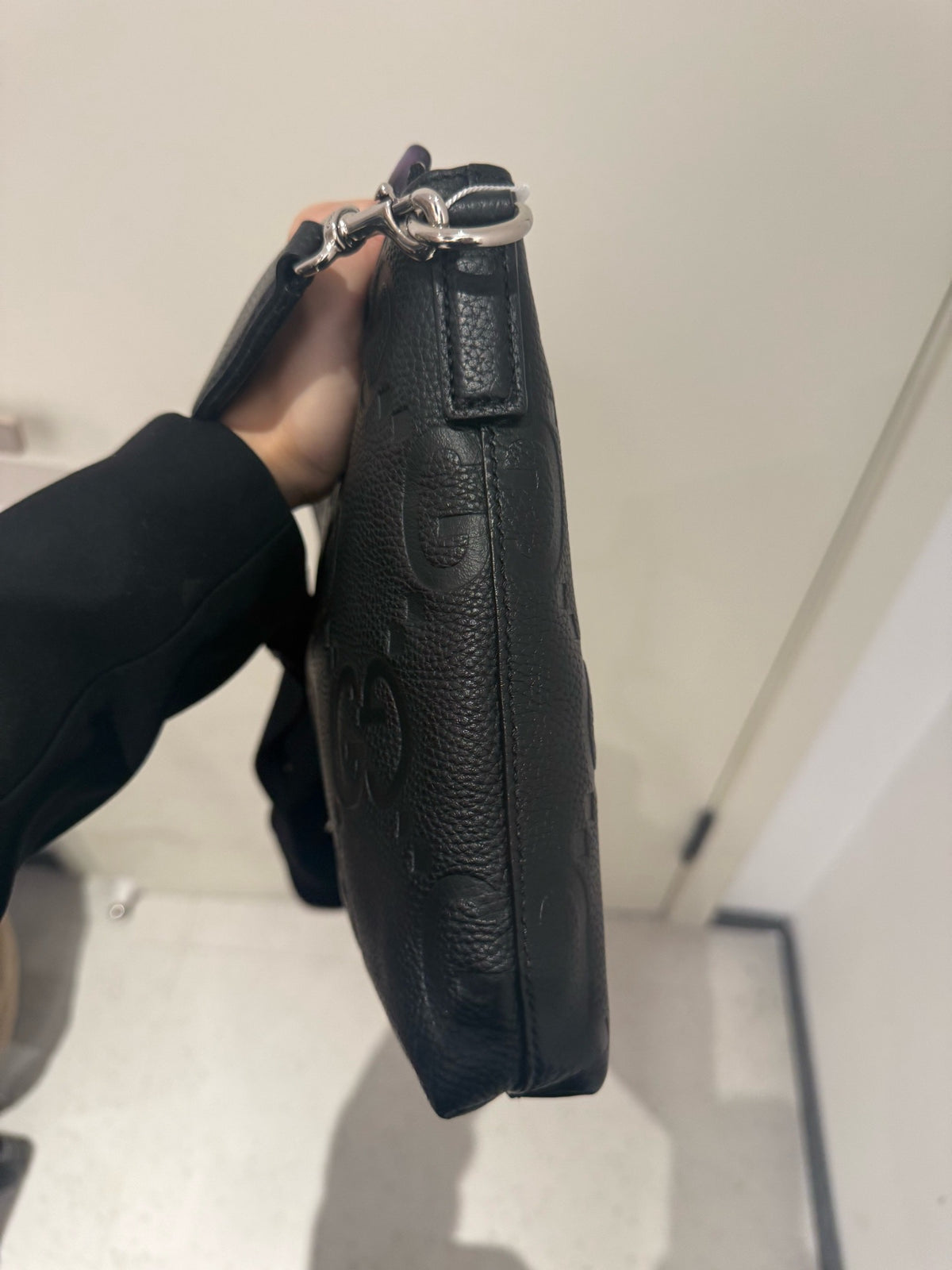 Gucci - GG Embossed Messenger Bag - Leather - Black - (medium)