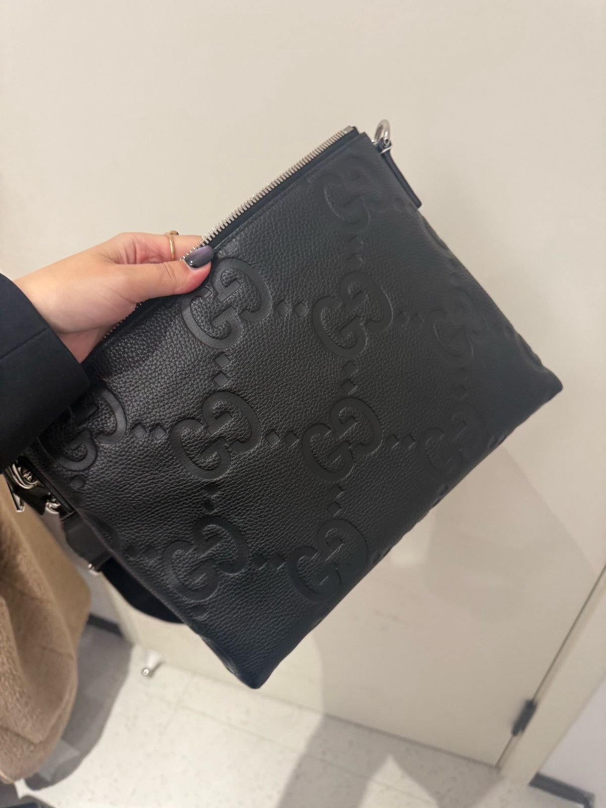 Gucci - GG Embossed Messenger Bag - Leather - Black - (medium)