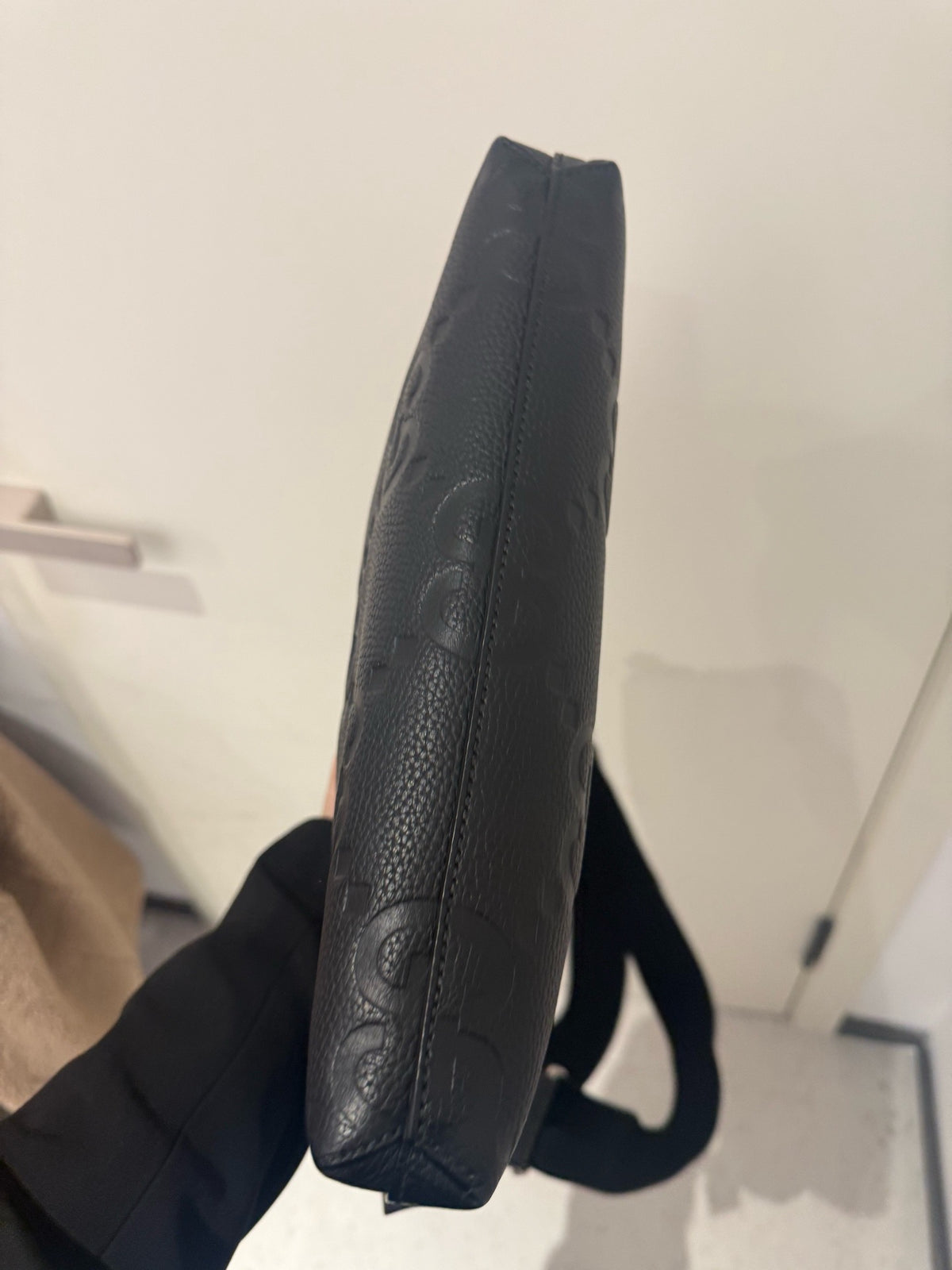 Gucci - GG Embossed Messenger Bag - Leather - Black - (medium)