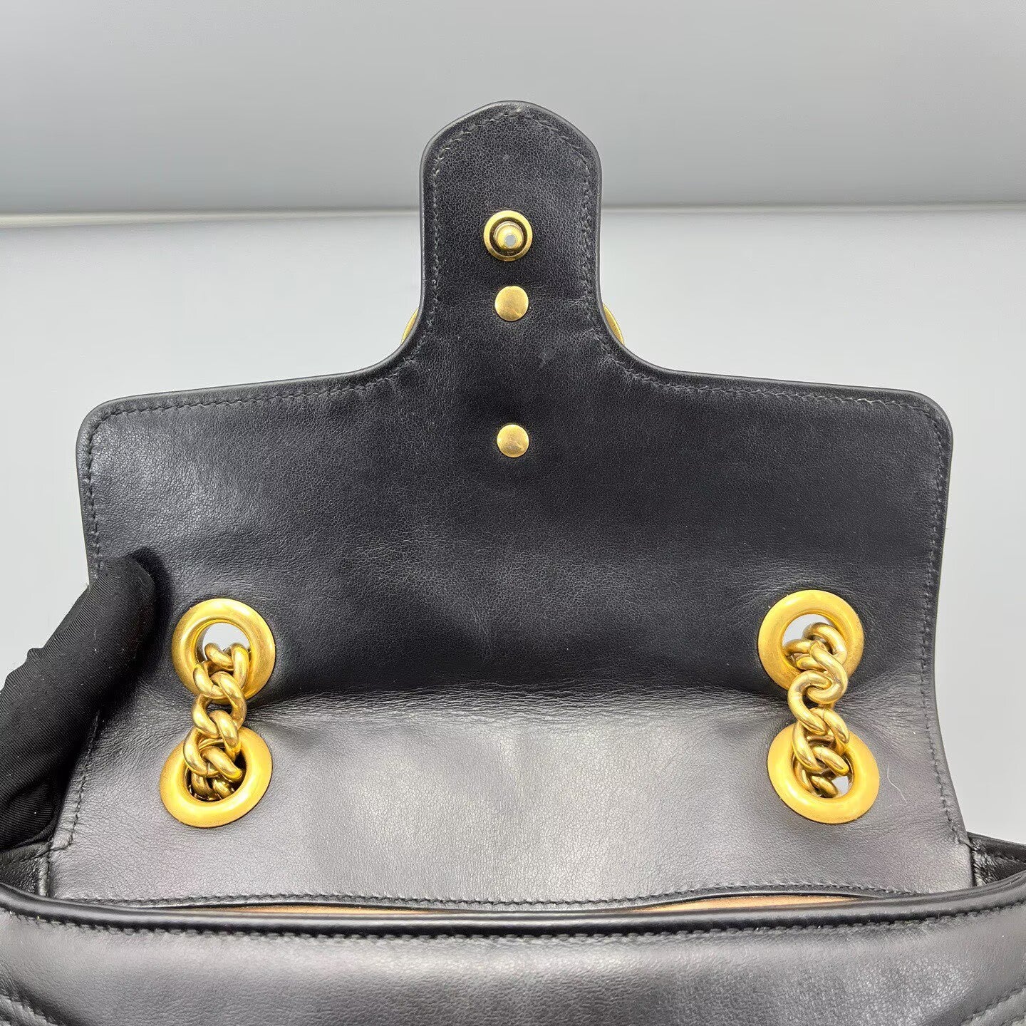 Gucci - GG Marmont 22 Shoulder Bag - Calfskin leather - Black with Gold-Tone Hardware - (small)