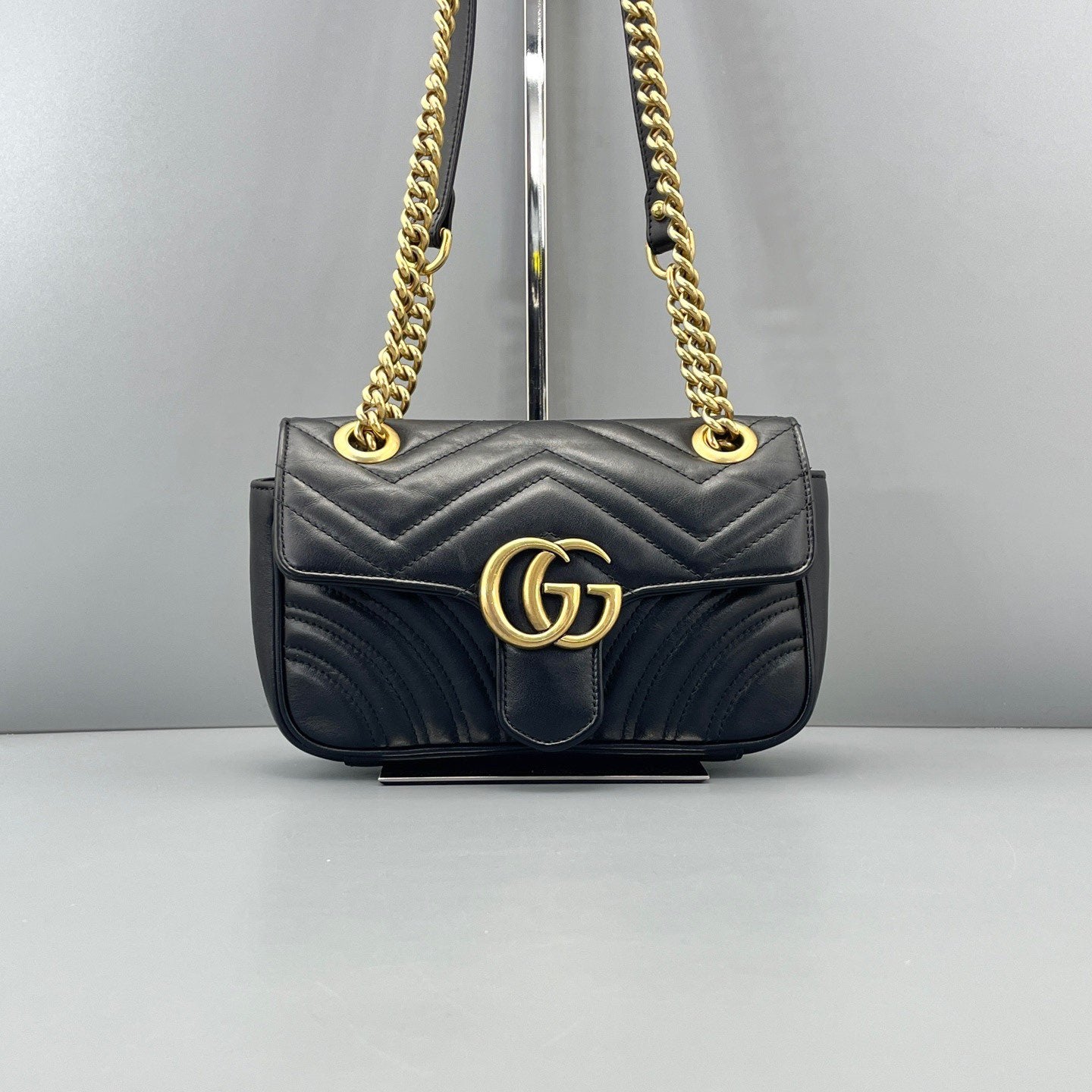 Gucci - GG Marmont 22 Shoulder Bag - Calfskin leather - Black with Gold-Tone Hardware - (small)