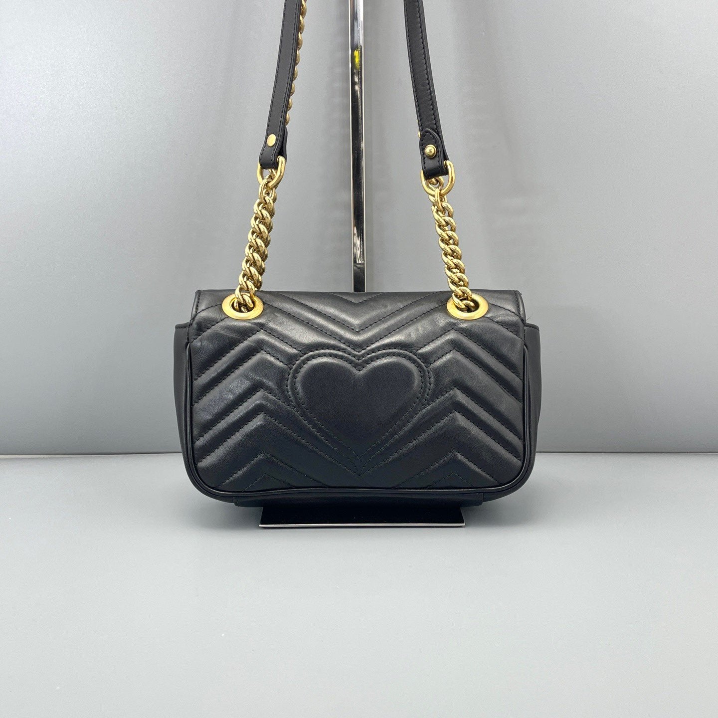 Gucci - GG Marmont 22 Shoulder Bag - Calfskin leather - Black with Gold-Tone Hardware - (small)