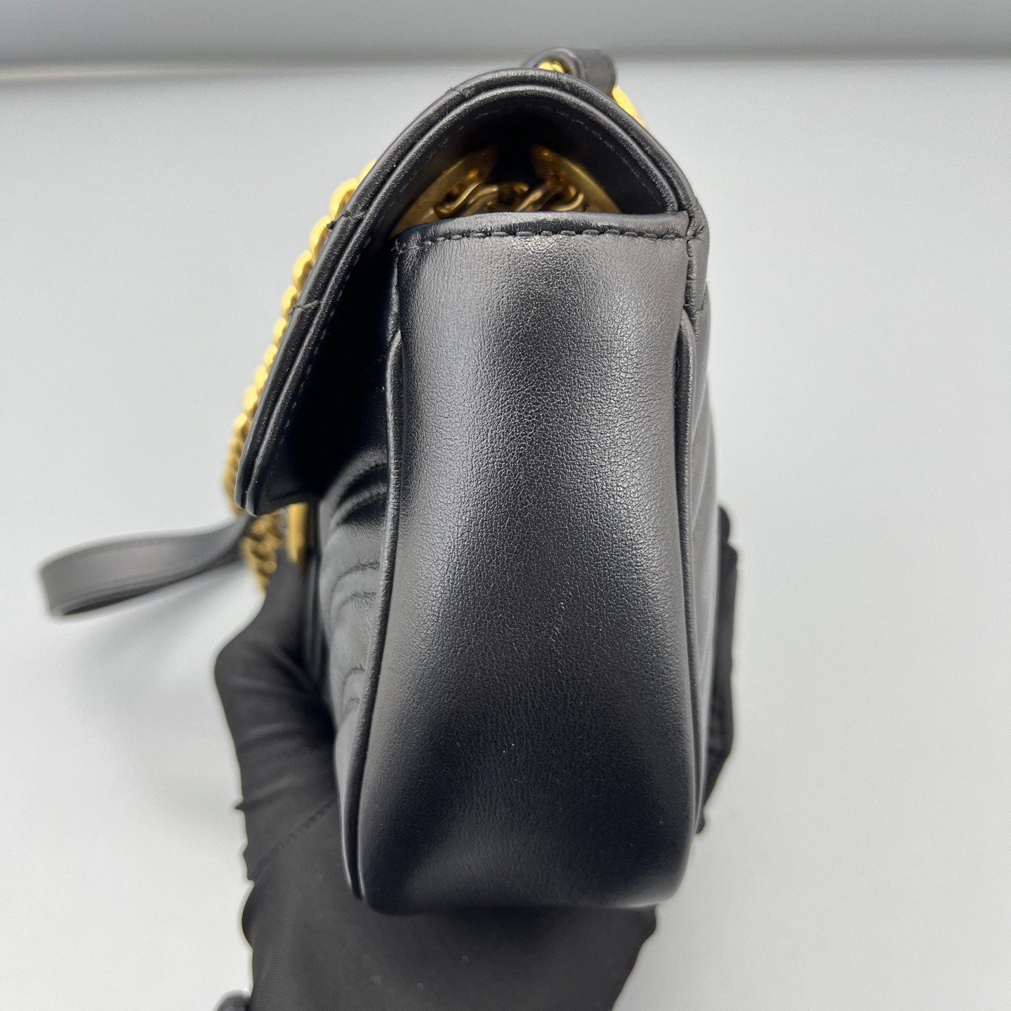 Gucci - GG Marmont 22 Shoulder Bag - Calfskin leather - Black with Gold-Tone Hardware - (small)