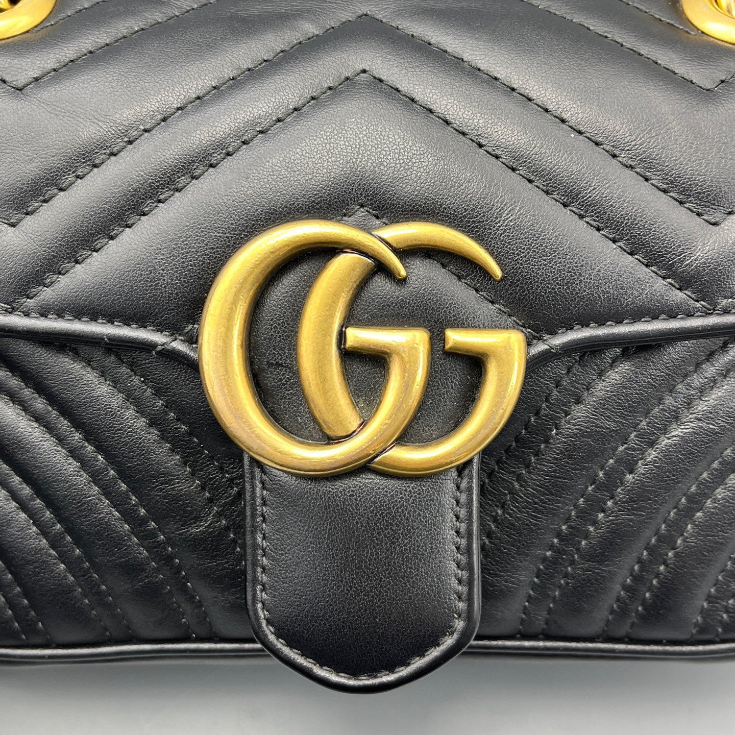 Gucci - GG Marmont 22 Shoulder Bag - Calfskin leather - Black with Gold-Tone Hardware - (small)