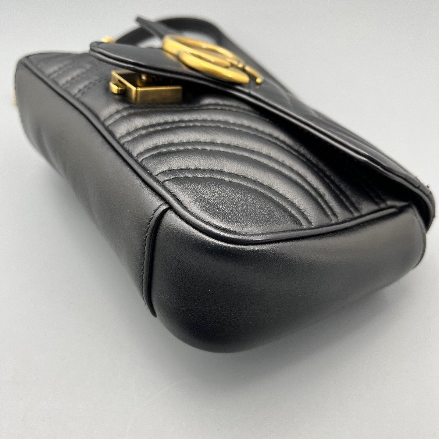 Gucci - GG Marmont 22 Shoulder Bag - Calfskin leather - Black with Gold-Tone Hardware - (small)