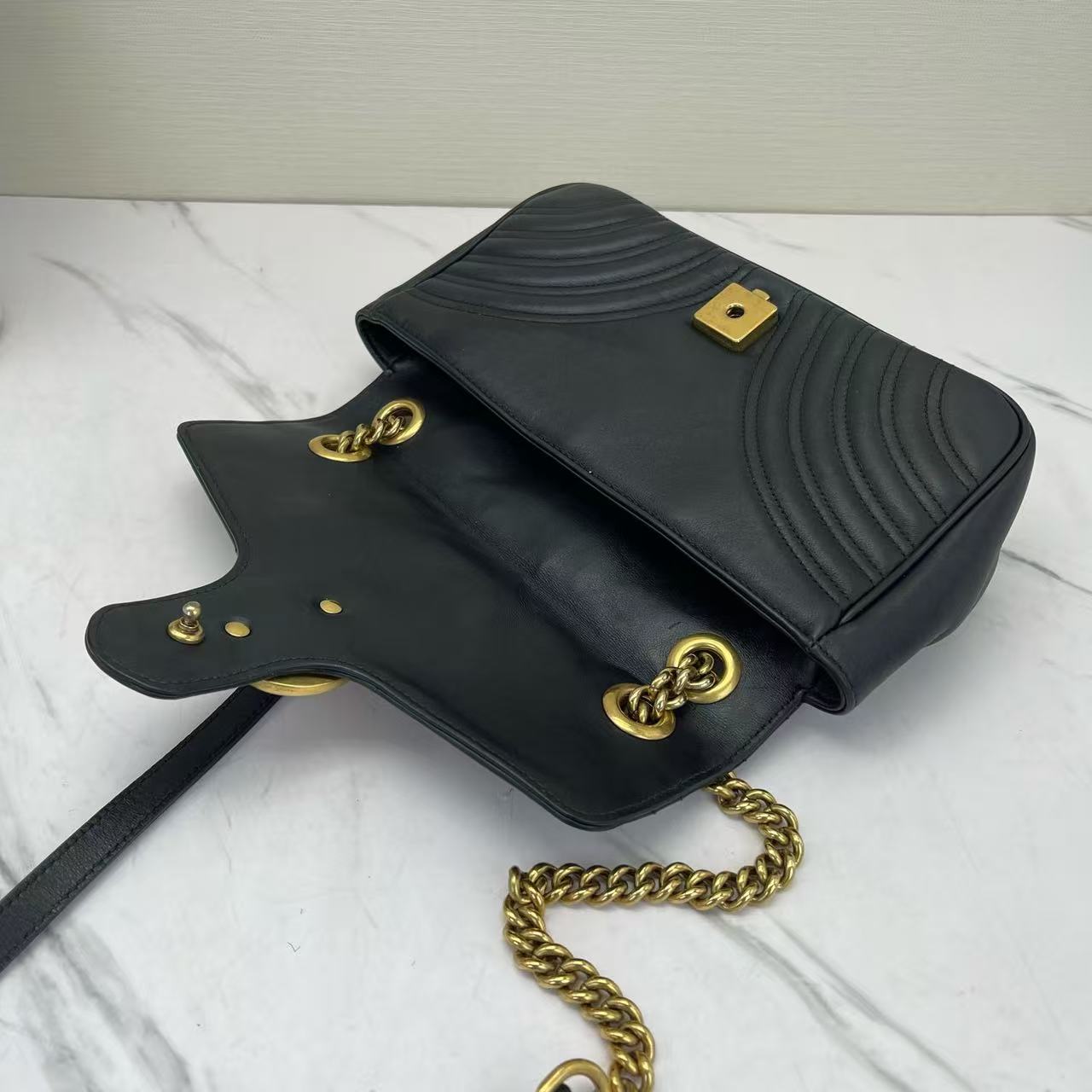 Gucci - GG Marmont Matelassé - Calfskin leather - Black with Gold-Tone Hardware - (small)