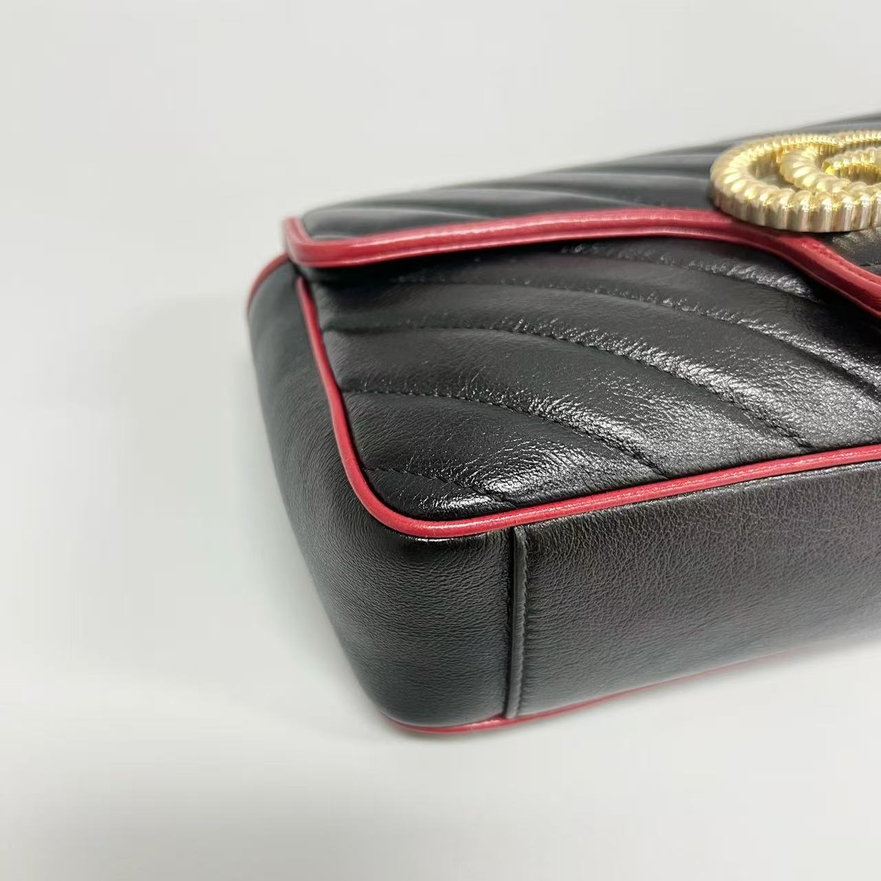 Gucci - GG Marmont Matelassé Shoulder Bag - Quilted calfskin leather - Black with red trim and interior, gold-tone hardware - (Medium)