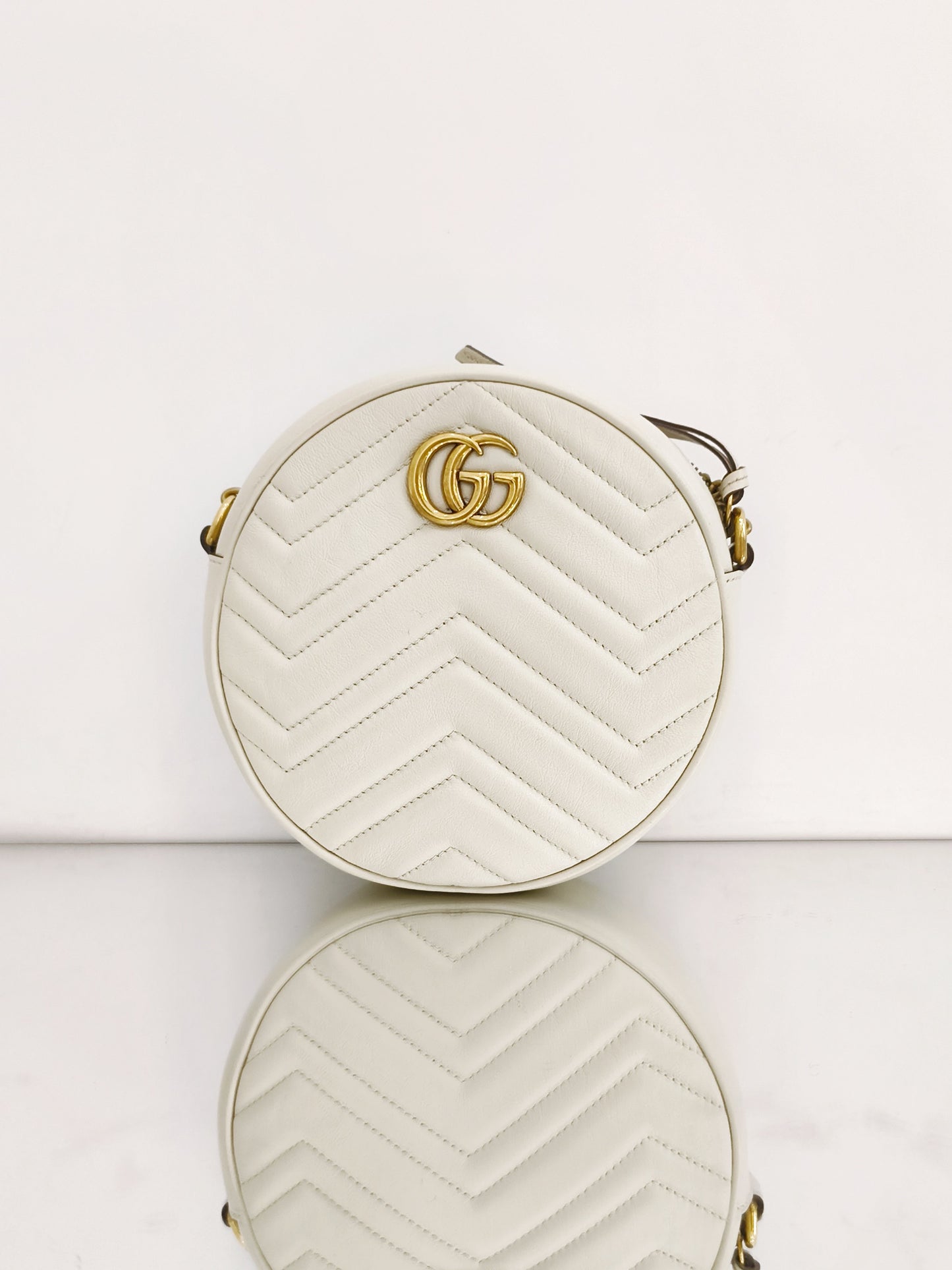 Gucci - GG Marmont Round Shoulder Bag - Calfskin leather - Off-white with Gold-Tone Hardware - (mini)
