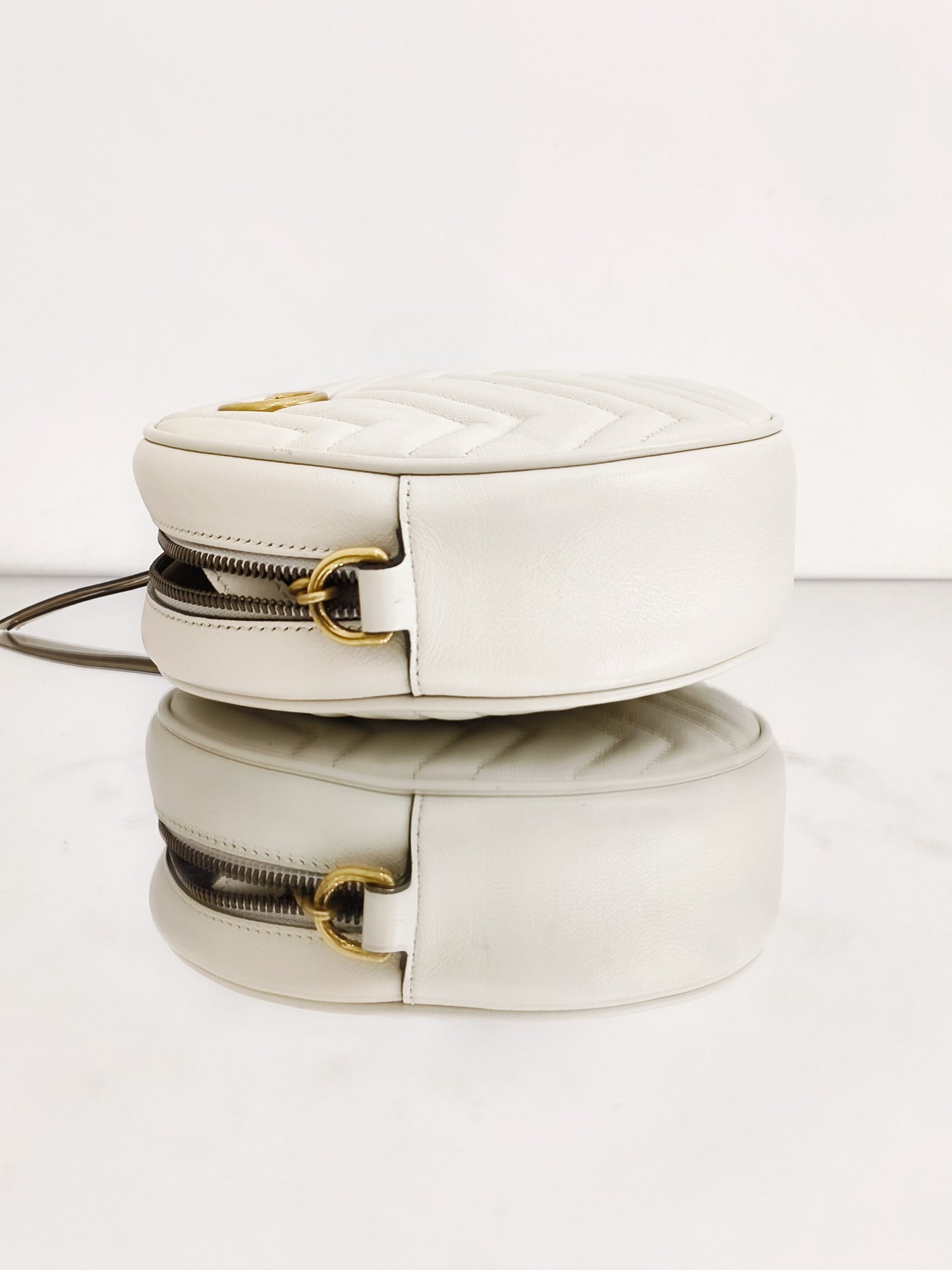 Gucci - GG Marmont Round Shoulder Bag - Calfskin leather - Off-white with Gold-Tone Hardware - (mini)