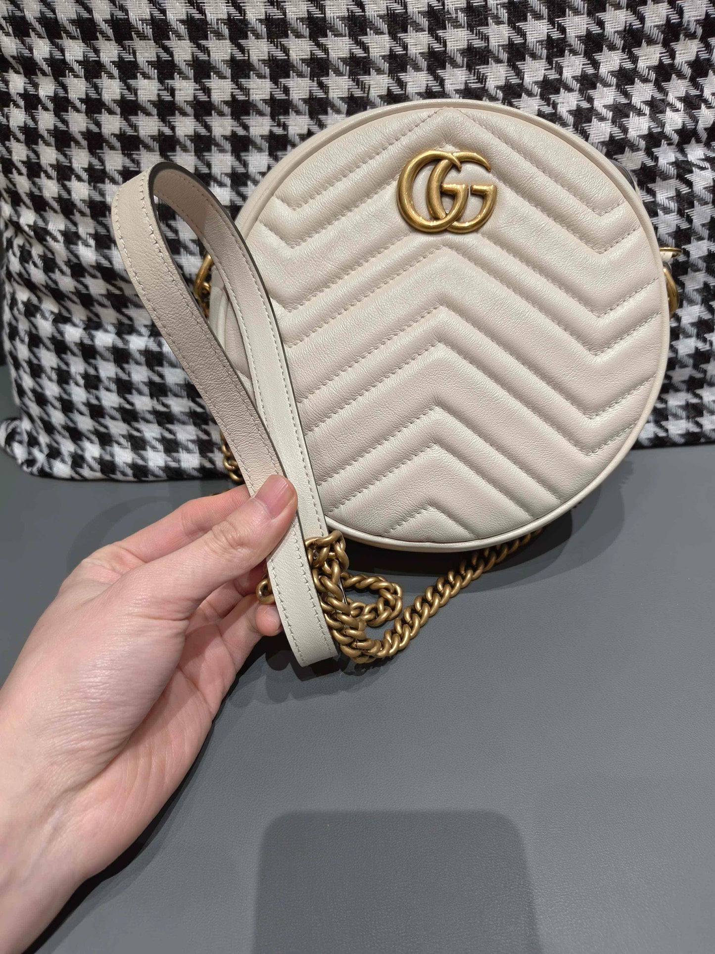 Gucci - GG Marmont Round Shoulder Bag - Calfskin leather - Off-white with Gold-Tone Hardware - (mini)