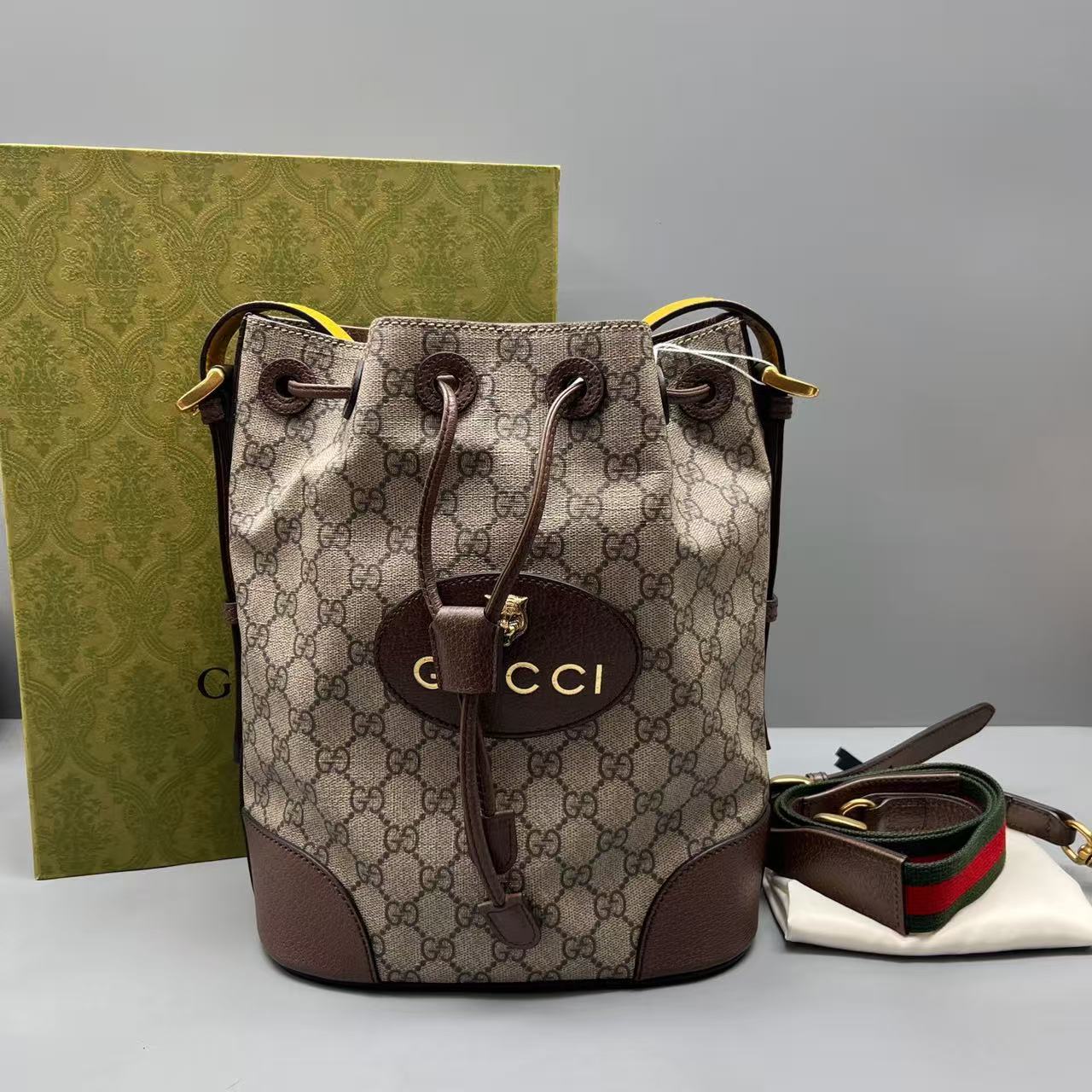 Gucci - GG Supreme Tiger Head Drawstring Bucket Bag - Coated canvas with leather trim - Beige and Brown with Gold-Tone Hardware - (medium)
