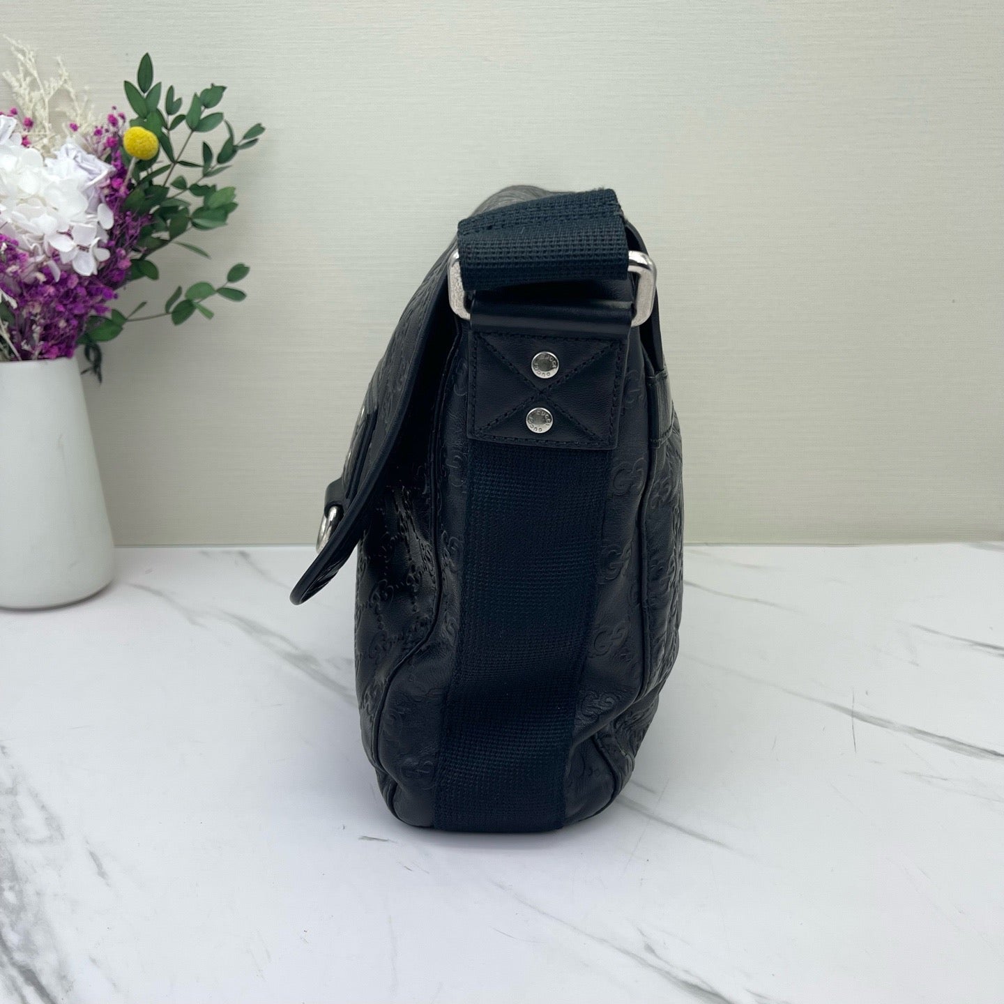 Gucci - Guccissima Messenger Bag - Leather - Black - (medium)