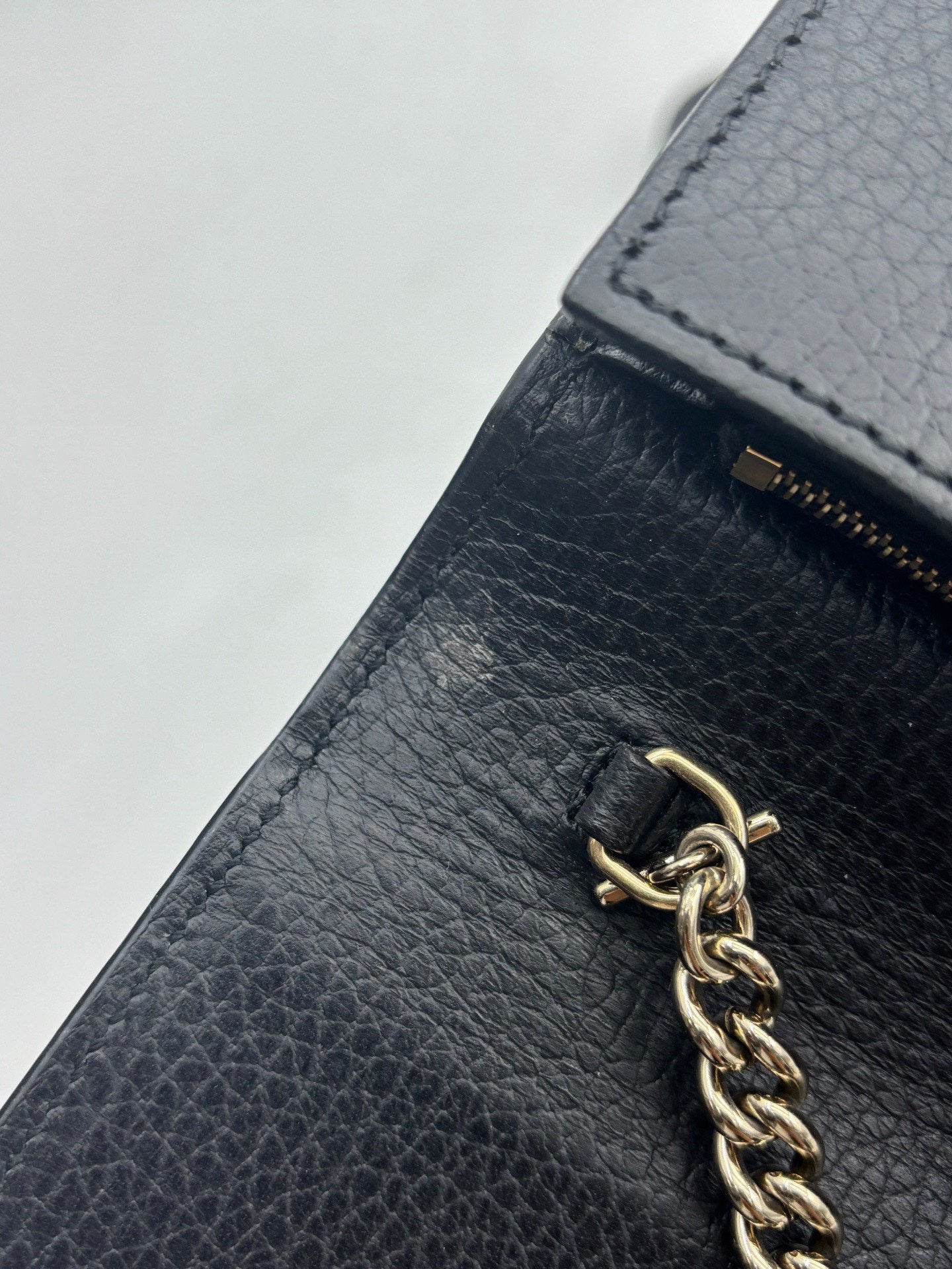 Gucci - Interlocking G Chain Wallet - Grained leather - Black with Gold-Tone Hardware - (mini)