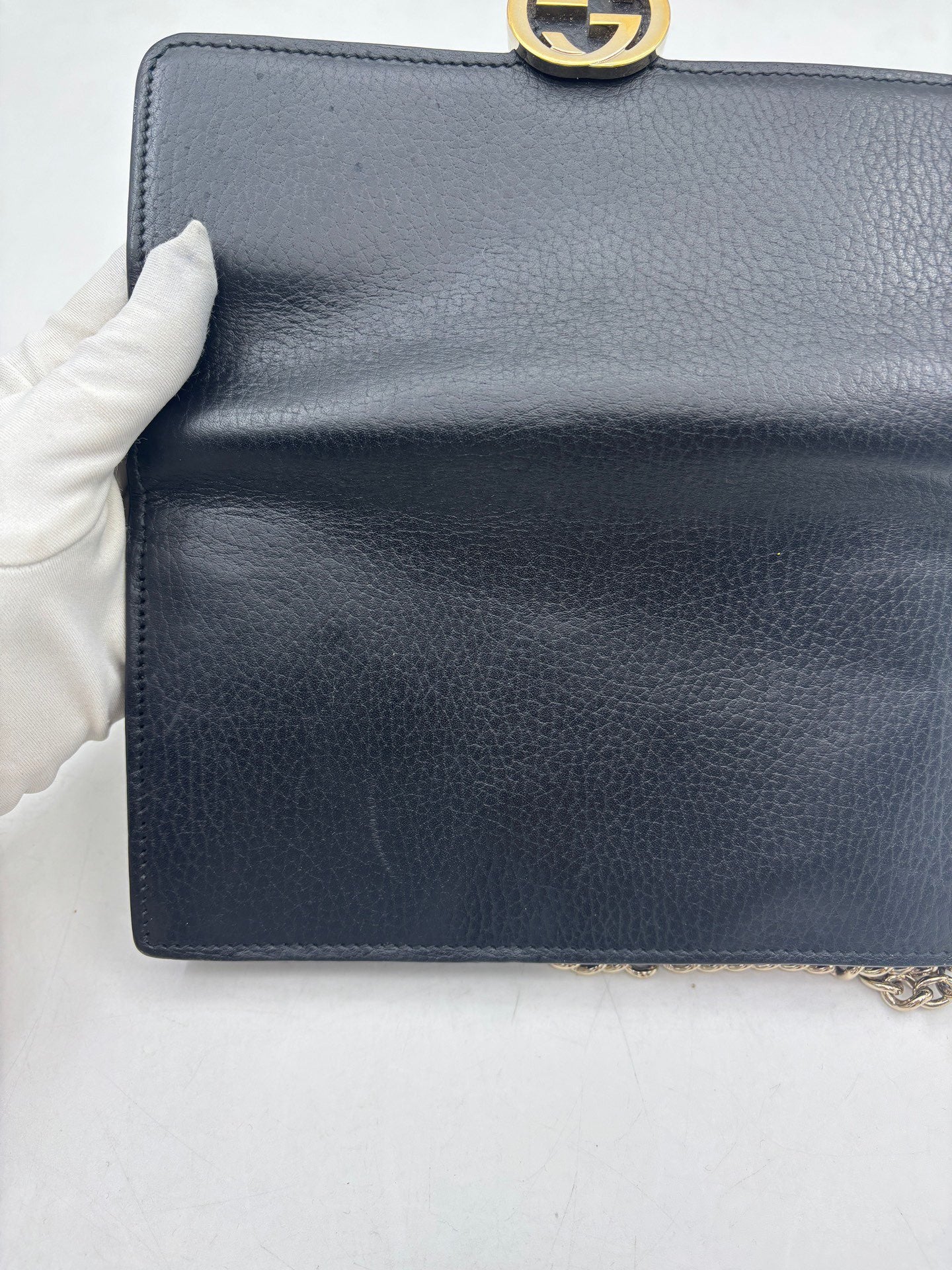 Gucci - Interlocking G Chain Wallet - Grained leather - Black with Gold-Tone Hardware - (mini)