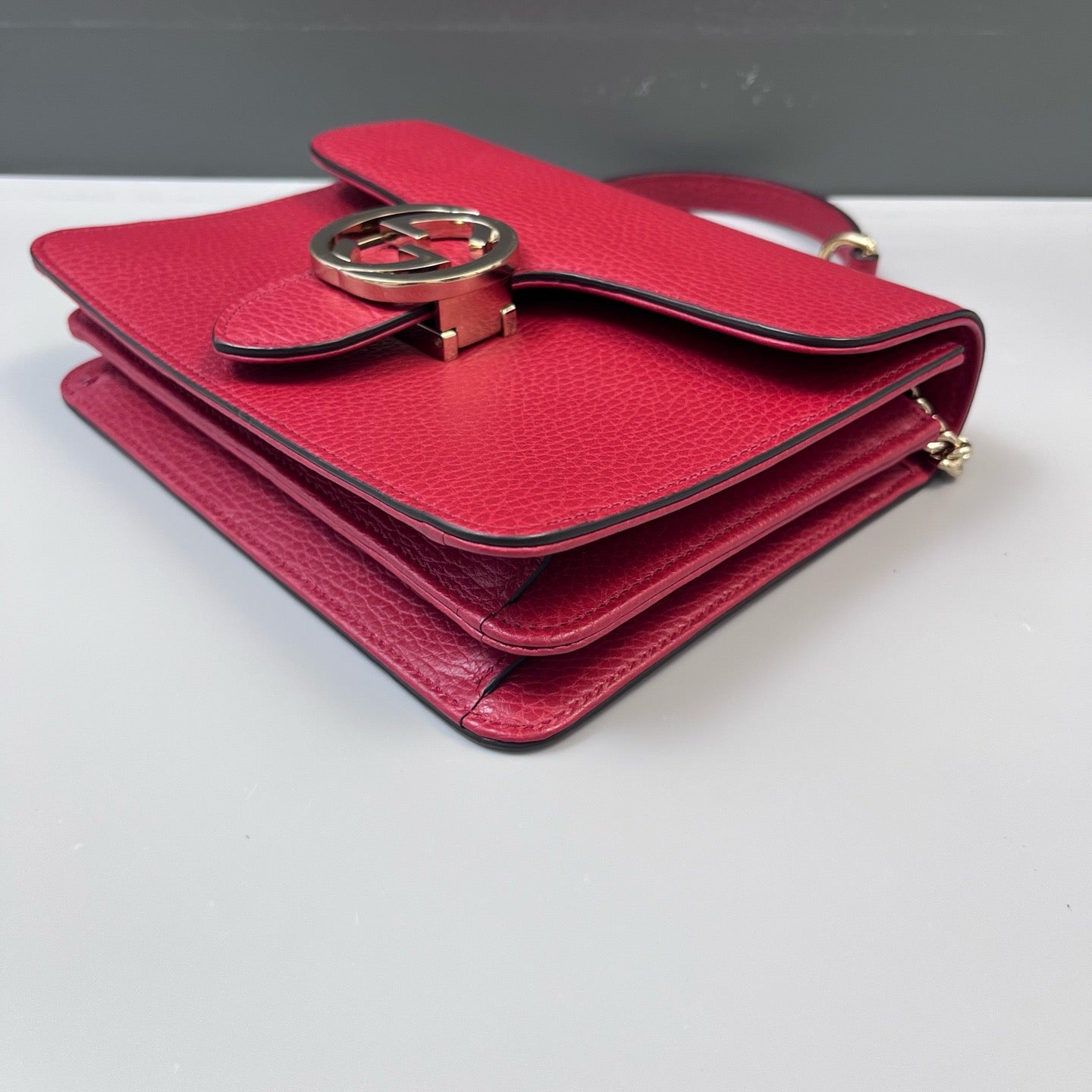 Gucci - Interlocking G Flap Shoulder Bag - Grained leather - Red with Gold-Tone Hardware - (small)