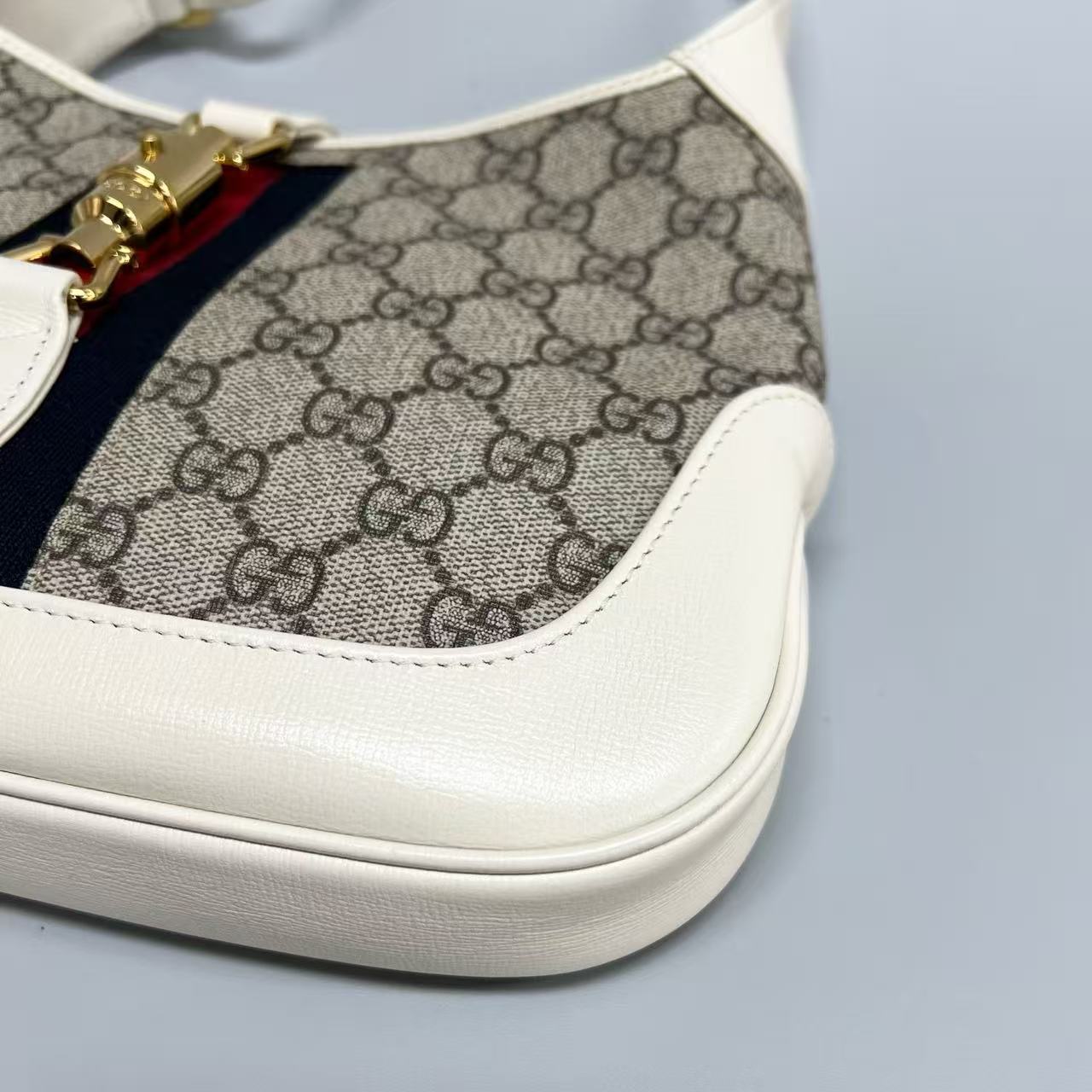 Gucci - Jackie 1961 - GG Supreme canvas with leather trim - Beige and White with Red and Blue Web - (Medium)