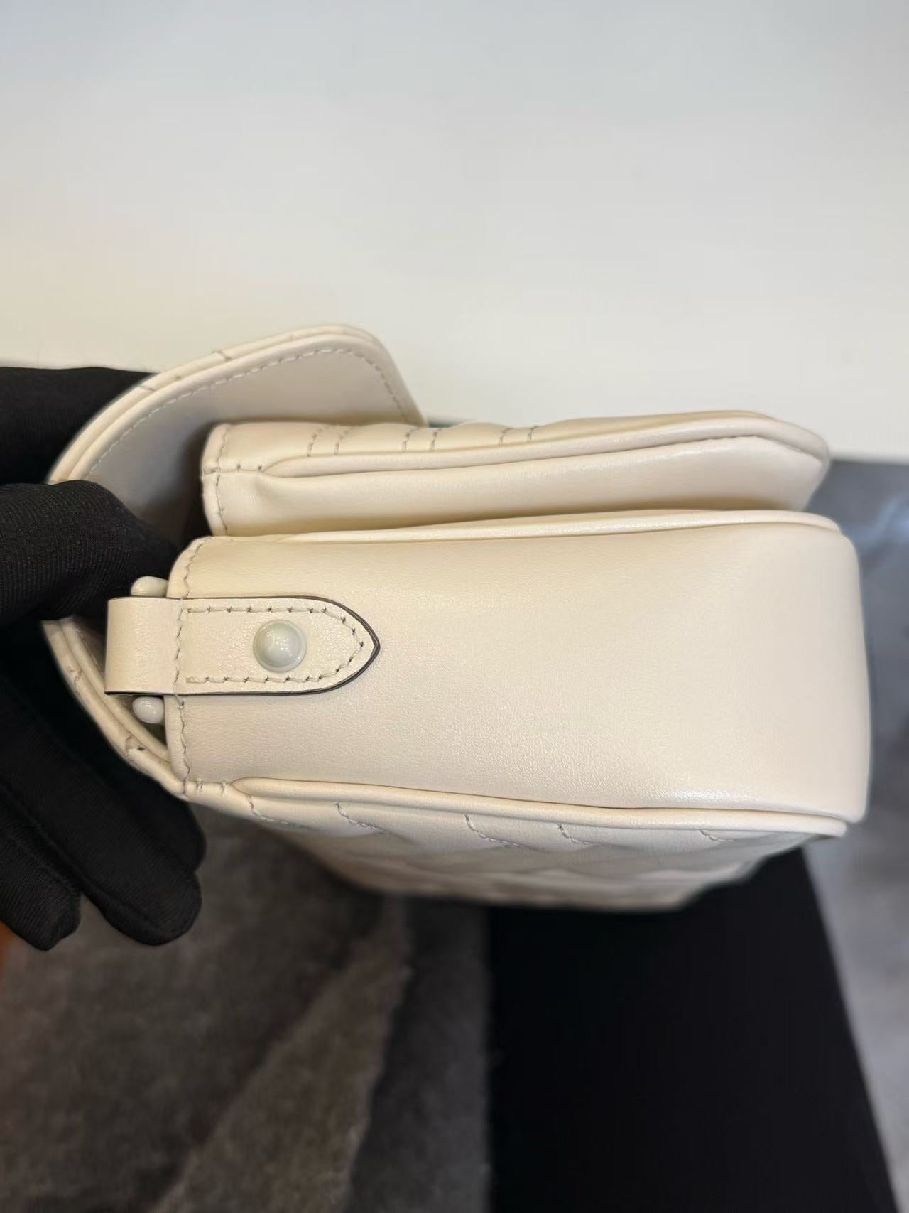 Gucci - Marmont Matelassé Shoulder Bag - Leather - Off-white with Tone-on-Tone Hardware - (medium)