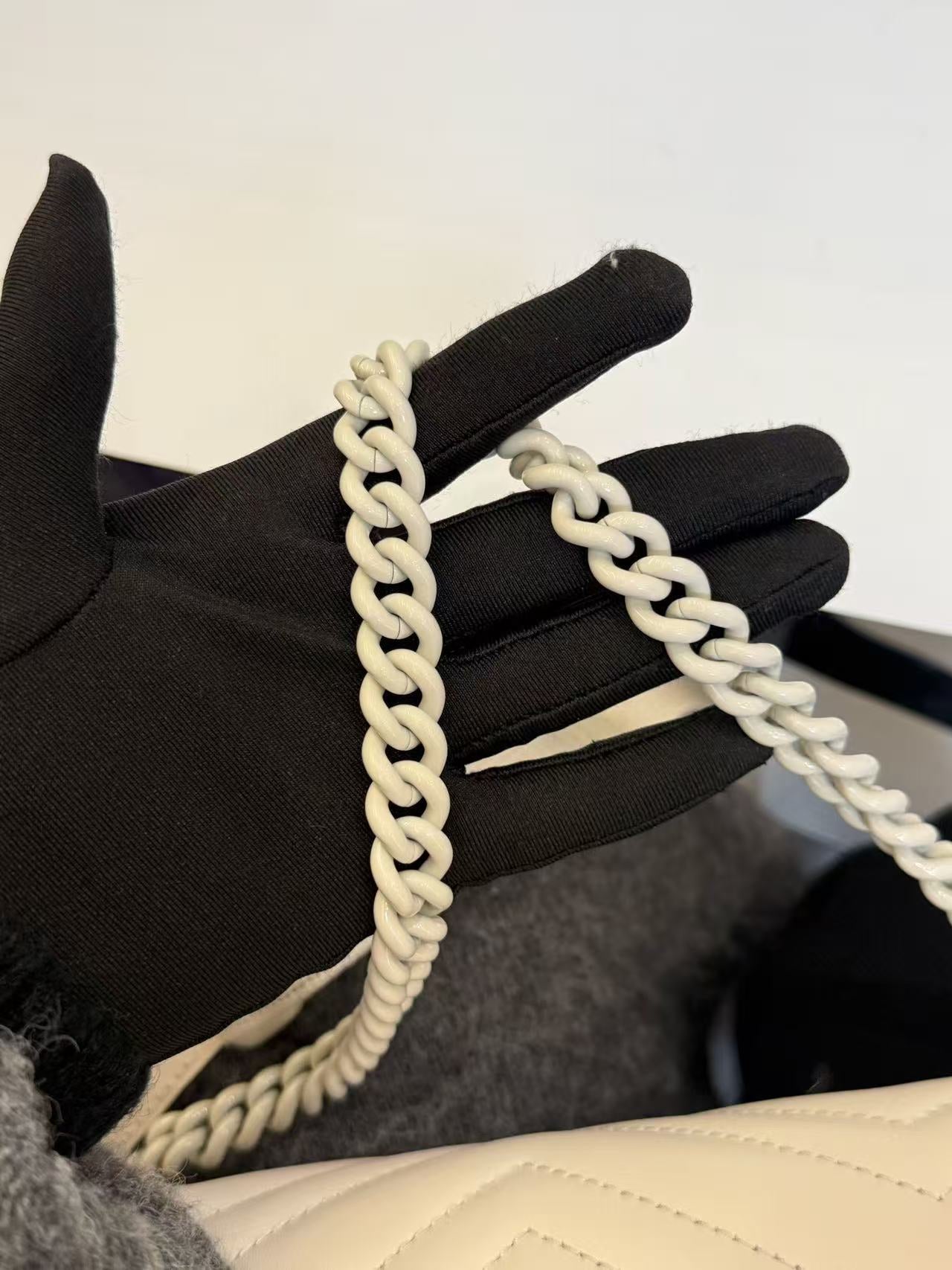 Gucci - Marmont Matelassé Shoulder Bag - Leather - Off-white with Tone-on-Tone Hardware - (medium)