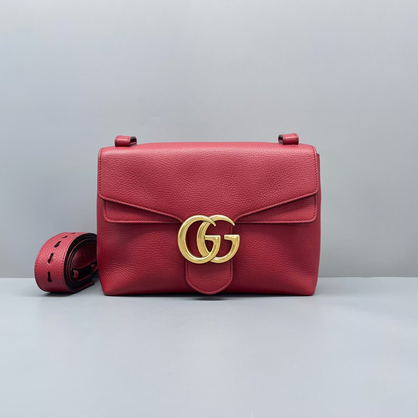 Gucci - Marmont Messenger Bag - Grained leather - Red with Gold-Tone Hardware - (medium)