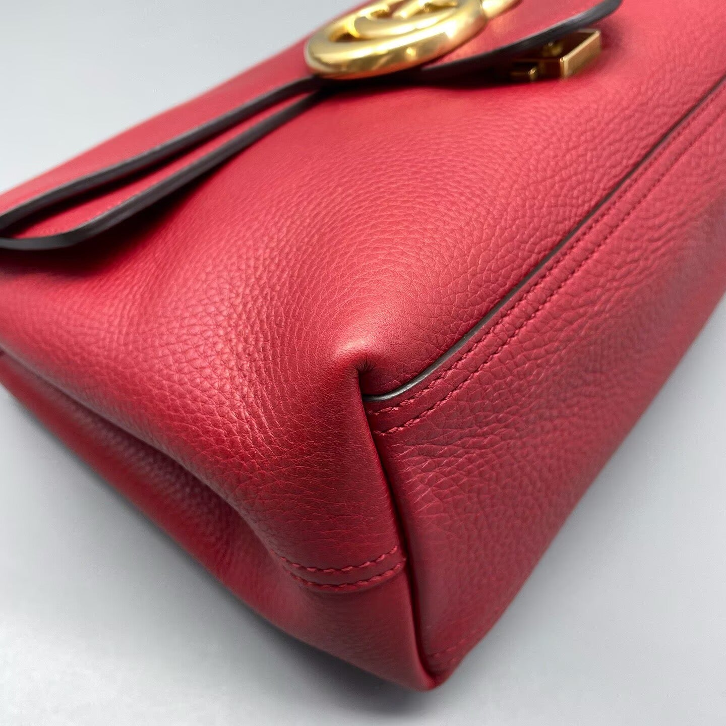 Gucci - Marmont Messenger Bag - Grained leather - Red with Gold-Tone Hardware - (medium)
