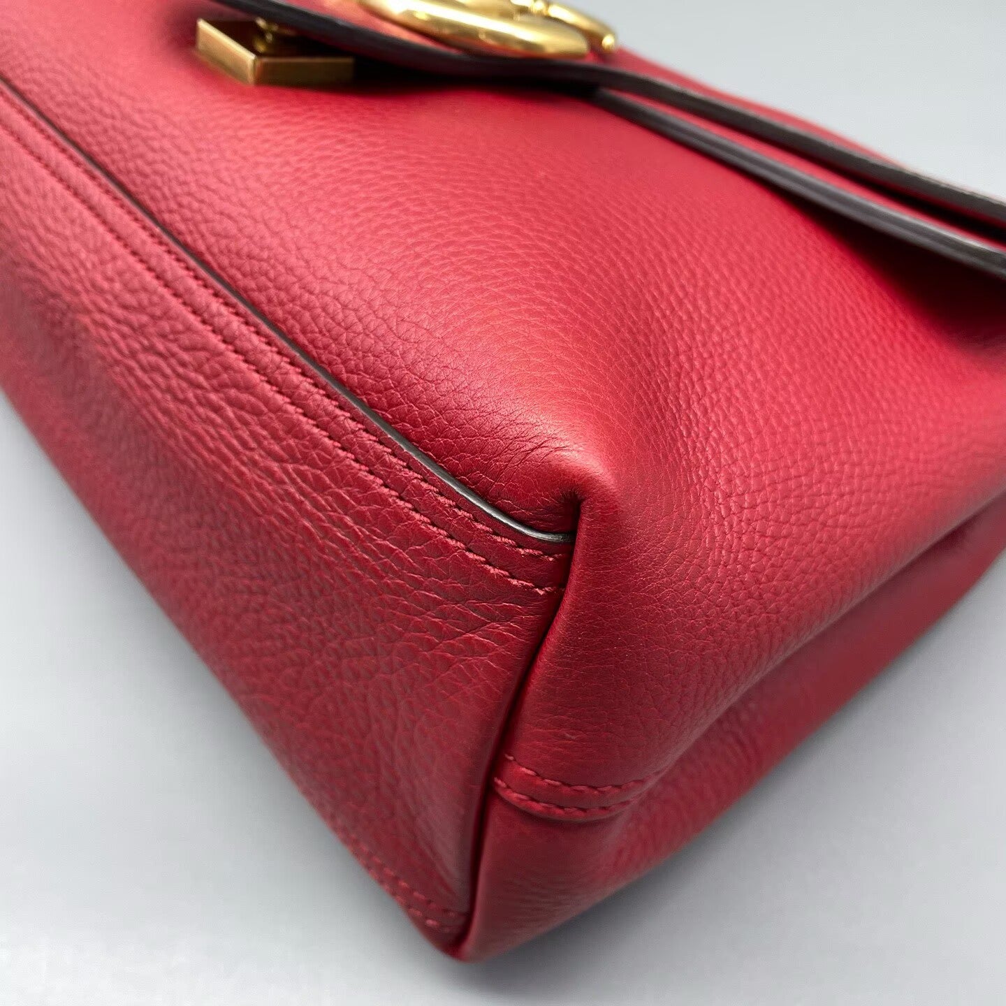 Gucci - Marmont Messenger Bag - Grained leather - Red with Gold-Tone Hardware - (medium)