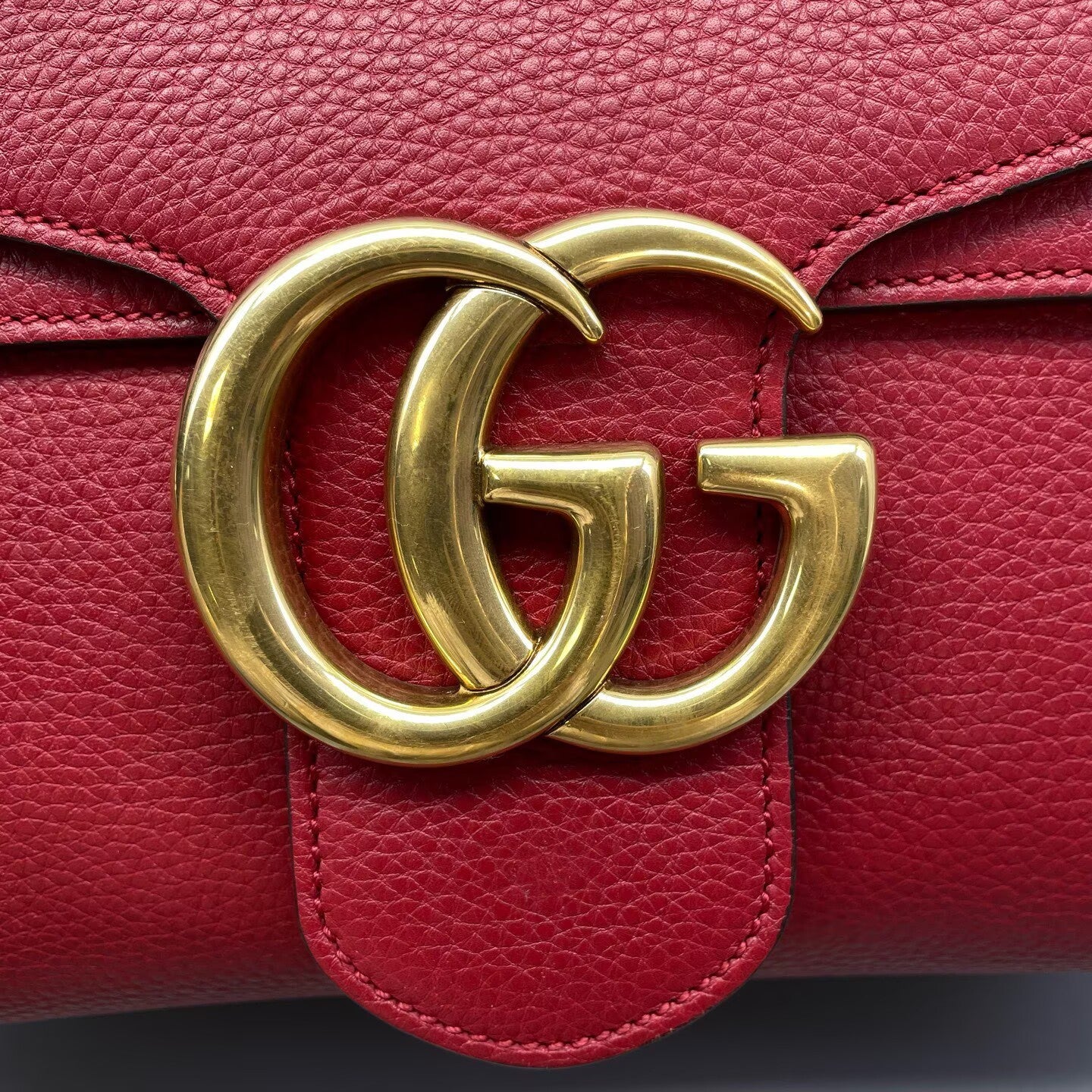 Gucci - Marmont Messenger Bag - Grained leather - Red with Gold-Tone Hardware - (medium)
