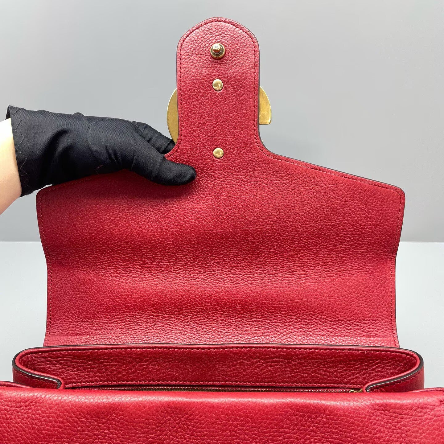 Gucci - Marmont Messenger Bag - Grained leather - Red with Gold-Tone Hardware - (medium)