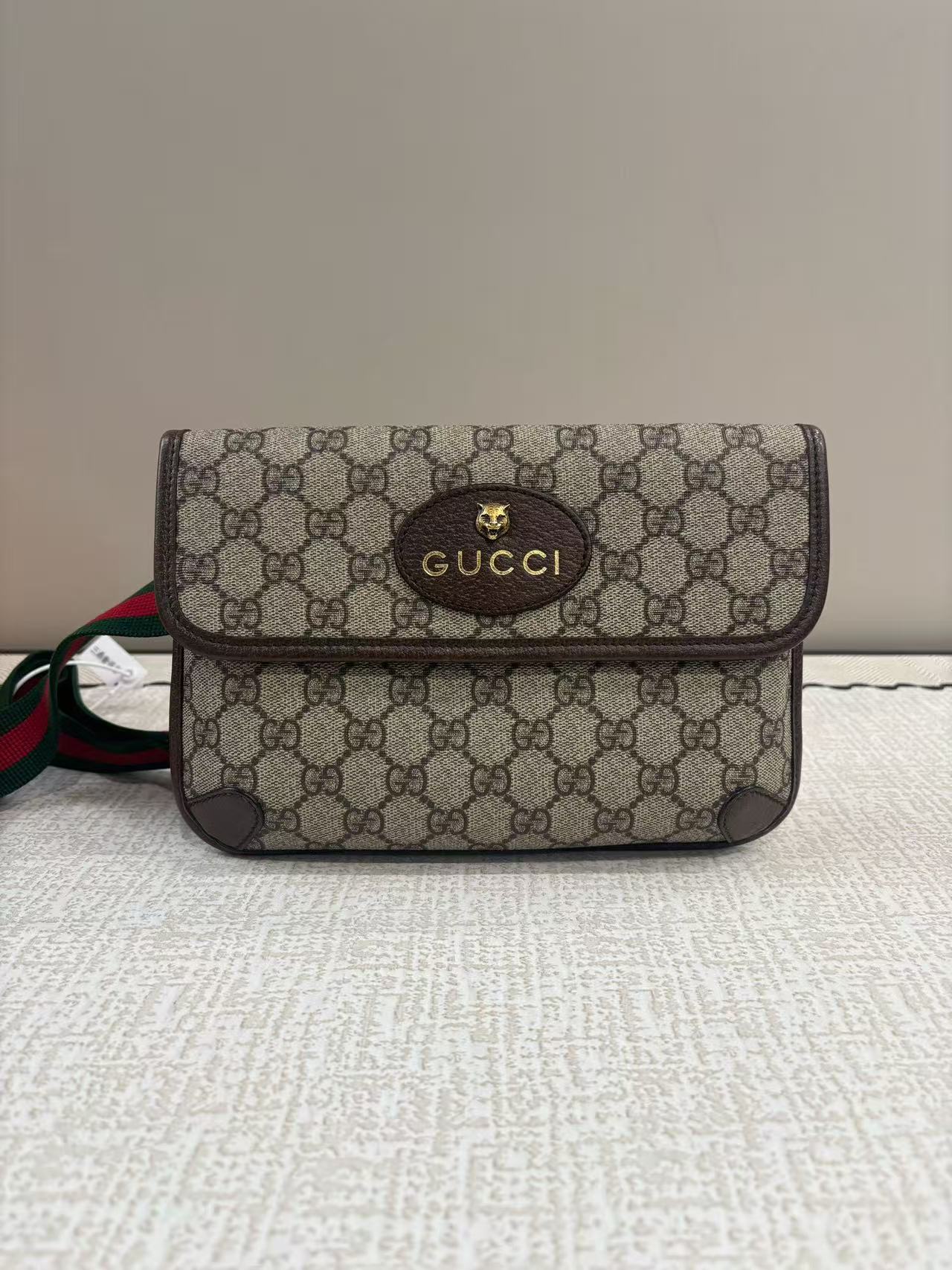 Gucci - Neo Vintage Messenger Bag - GG Supreme canvas with leather trim - Ebony Brown with Green and Red Web stripe - (Small)